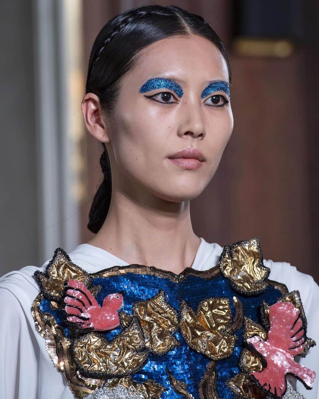 リウ・ウェンのインスタグラム：「So grateful to be part of @pppiccioli ’s couture vision for @maisonvalentino once again! This season was yet another presentation of how color has such a special relationship with all of us, whether it is on our clothing or below our eyebrows 👁 Thank you #JoeMckenna @italia3bis @patmcgrathreal @guidopalau for completing this vision!!」