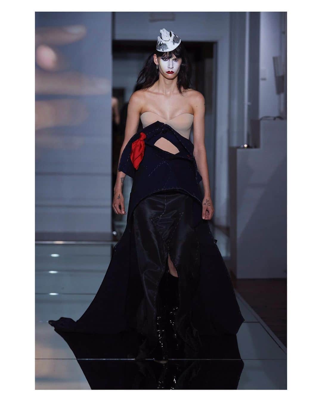 Maison Margielaさんのインスタグラム写真 - (Maison MargielaInstagram)「Navy wool sailor trousers cut into a floor-length dress with a train, worn over a nude corset. Black box leather boots and white-painted sailor hat. Look 14 from Artisanal Co-ed Collection AW19 designed by @JGalliano #MaisonMargiela」7月4日 15時39分 - maisonmargiela
