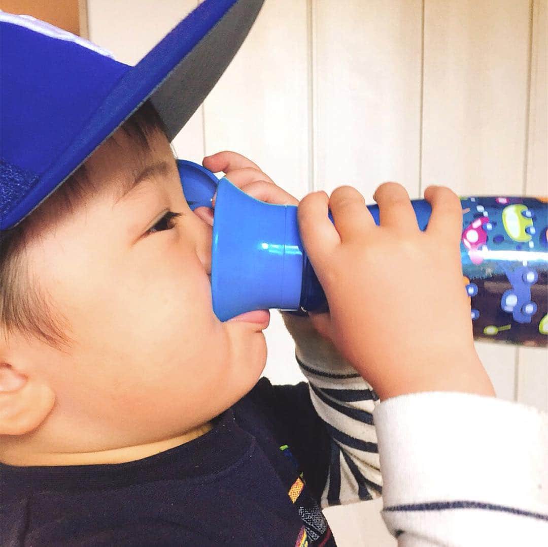 エジソンママ - EDISONmamaさんのインスタグラム写真 - (エジソンママ - EDISONmamaInstagram)「. ✨WOWCUP✨  逆さにしてもこぼれにくく、フタをしたまま360°どこからでも飲むことができますカップです😳  色鮮やかで、POPなデザインがかわいらしく、持っているだけで気分が上がりますね♬  カバー付きで持ち運びにも便利です🙆🏻‍♀️💫 . ぜひお試しください☺️ . . . #エジソンママ#EDISONmama#WOPWCUP#WOWCUPBaby#360℃#どこからでも飲める#トライタン#子育て#ママ#パパ#こども#ベビー#親子#男の子#女の子 #家族#ファミリー」7月4日 15時34分 - official_edisonmama
