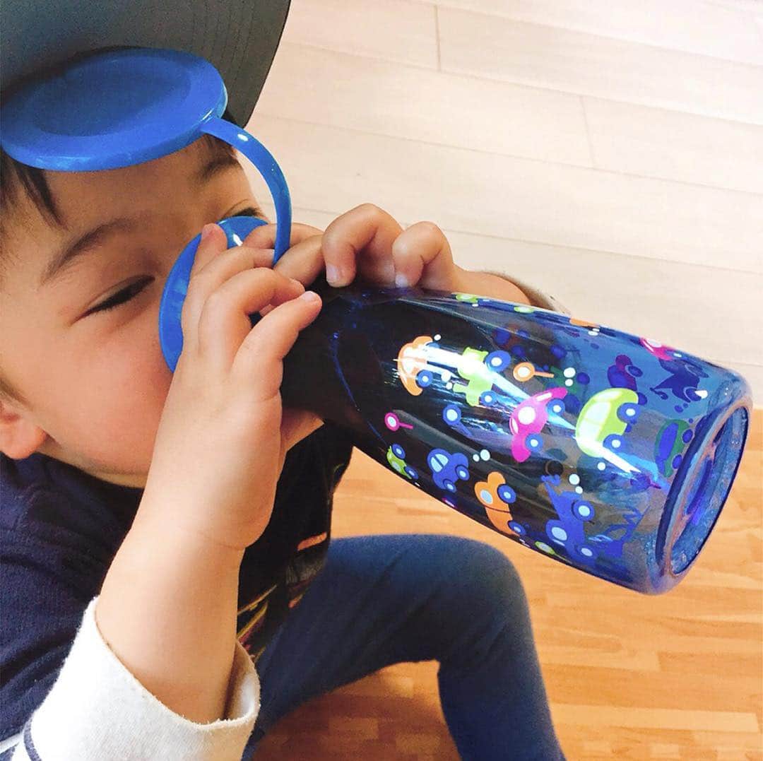 エジソンママ - EDISONmamaさんのインスタグラム写真 - (エジソンママ - EDISONmamaInstagram)「. ✨WOWCUP✨  逆さにしてもこぼれにくく、フタをしたまま360°どこからでも飲むことができますカップです😳  色鮮やかで、POPなデザインがかわいらしく、持っているだけで気分が上がりますね♬  カバー付きで持ち運びにも便利です🙆🏻‍♀️💫 . ぜひお試しください☺️ . . . #エジソンママ#EDISONmama#WOPWCUP#WOWCUPBaby#360℃#どこからでも飲める#トライタン#子育て#ママ#パパ#こども#ベビー#親子#男の子#女の子 #家族#ファミリー」7月4日 15時34分 - official_edisonmama
