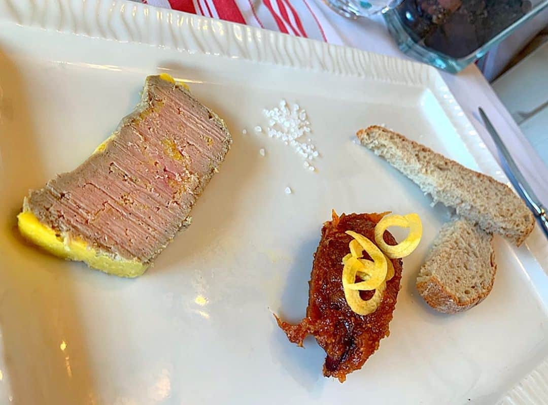百合華さんのインスタグラム写真 - (百合華Instagram)「モンサンミッシェルの島内にある『LA MERE POULARD』にて絶品オムレツのコース料理をいただきました🍽﻿ ﻿ サーモンやベーコンをふわふわオムレツと一緒に食べるスタイル🎶﻿ ﻿ 今まで生きてきてこんなに美味しいオムレツ食べた事なかったから感動しちゃいました🥰﻿ ﻿ ボリュームも凄くてすんごくお腹いっぱいww💕﻿ ﻿ #フランス ﻿ #france ﻿ #モンサンミッシェル ﻿ #montsaintmichel ﻿ #世界遺産 ﻿ #世界遺産の旅 ﻿ #worldheritage ﻿ #修道院 ﻿ #トラベラー ﻿ #女子旅 ﻿ #ディナータイム﻿ #lamerepoulard ﻿ #オムレツ﻿ #有名店」7月4日 15時33分 - yurika.lovelily