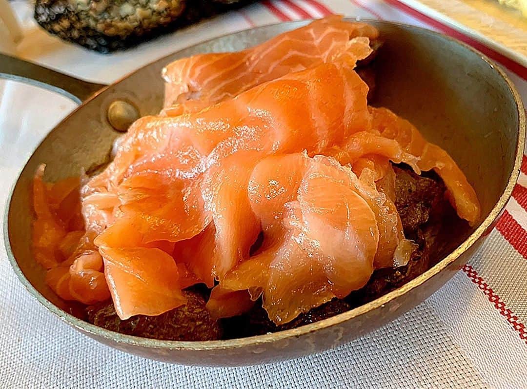 百合華さんのインスタグラム写真 - (百合華Instagram)「モンサンミッシェルの島内にある『LA MERE POULARD』にて絶品オムレツのコース料理をいただきました🍽﻿ ﻿ サーモンやベーコンをふわふわオムレツと一緒に食べるスタイル🎶﻿ ﻿ 今まで生きてきてこんなに美味しいオムレツ食べた事なかったから感動しちゃいました🥰﻿ ﻿ ボリュームも凄くてすんごくお腹いっぱいww💕﻿ ﻿ #フランス ﻿ #france ﻿ #モンサンミッシェル ﻿ #montsaintmichel ﻿ #世界遺産 ﻿ #世界遺産の旅 ﻿ #worldheritage ﻿ #修道院 ﻿ #トラベラー ﻿ #女子旅 ﻿ #ディナータイム﻿ #lamerepoulard ﻿ #オムレツ﻿ #有名店」7月4日 15時33分 - yurika.lovelily