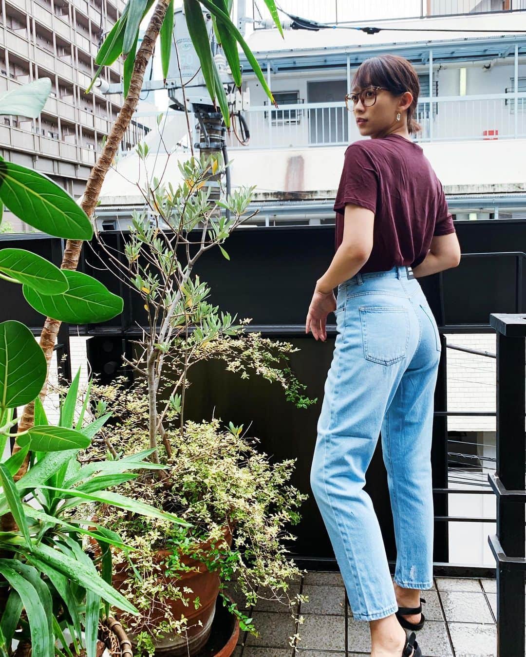 梨衣名さんのインスタグラム写真 - (梨衣名Instagram)「梅雨季节☔️🌂 ぺたんこ👞履くときは、high-waist 👖でstyle up‼️ デニムの形は、後ろ姿重要！ ヘビロテサマースタイル！  Tシャツにデニムをもっとサラッと普段から取り入れよう。  #summeroutfit #denimstyle #いい女風 #オトナ女子 #ハイウェストデニム #drdenim #ootd  #ootdshare #asiangirls #asianactress」7月4日 15時37分 - leena3.1415926