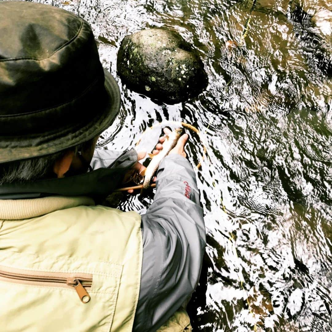 高橋幸宏さんのインスタグラム写真 - (高橋幸宏Instagram)「One day, fly fishing 実は渓流は久し振り。 東北、秋田の川にて,,, #flyfishing  #おとこばかり  #fishingcafe」7月4日 15時40分 - room66_yukihiro