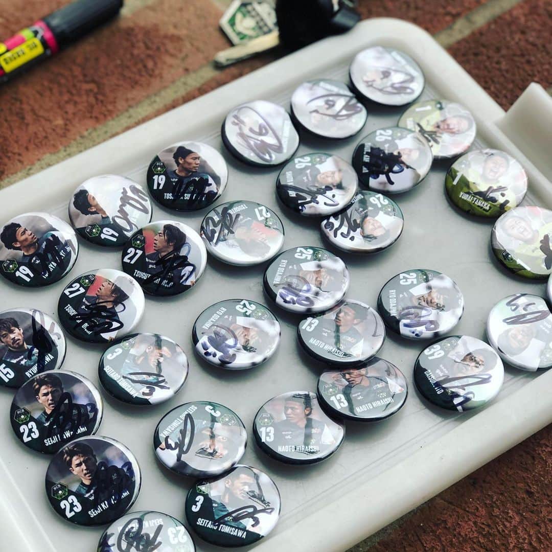 SC相模原さんのインスタグラム写真 - (SC相模原Instagram)「選手缶バッジ🙆‍♂️💛 DF15#丹羽竜平 選手 の今日の私服は #成岡翔 @sho_naruoka_official  さんのブランド GENTLE.FOOTBALL ですね😎 * グッズを買って選手のサイン入り缶バッジを当ててください❣️ * サインをしてる動画を撮影してくれたのは ジョナタン選手です😂 * #丹羽竜平#伊藤大介#松岡ジョナタン#上米良柊人#小田島怜#SC相模原#jリーグ#jleague#おしゃれ#instalove」7月4日 15時46分 - s.c.sagamihara_players