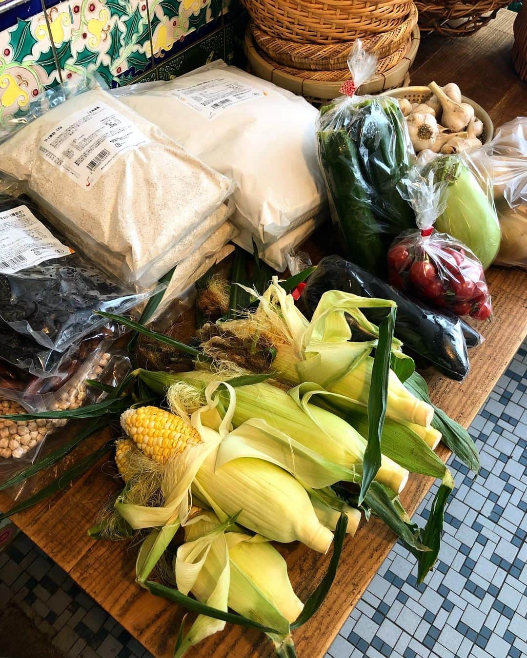 CHIPPRUSONのインスタグラム：「今週もあちこちから届く材料。こんなにいいモノ使ってパンを作れて幸せだなぁ。国産ライ麦、去年は不作でネットを探して入手。外国産に切り替えますか？と聞かれたけど、うちを信用して買ってくれるお客さんのことを考えたら割高でも質の良いもので作りたい。パンに入れている有機チェリーは久々に買ったらすごく高かった… けど、有機チェリーが入っているパンなんてほとんど見かけないし、すごく美味しいし、やっぱワクワクするから作りたいんだよなぁ。笑 ・ ・ 最近バターも全て自然派に切り替えて、年々パンを作るコストが上がっているのが悩みだけど、やはり安心して食べられるものが良いと思うのです。今週も皆さまの美味しい笑顔に出会えますように🎵」