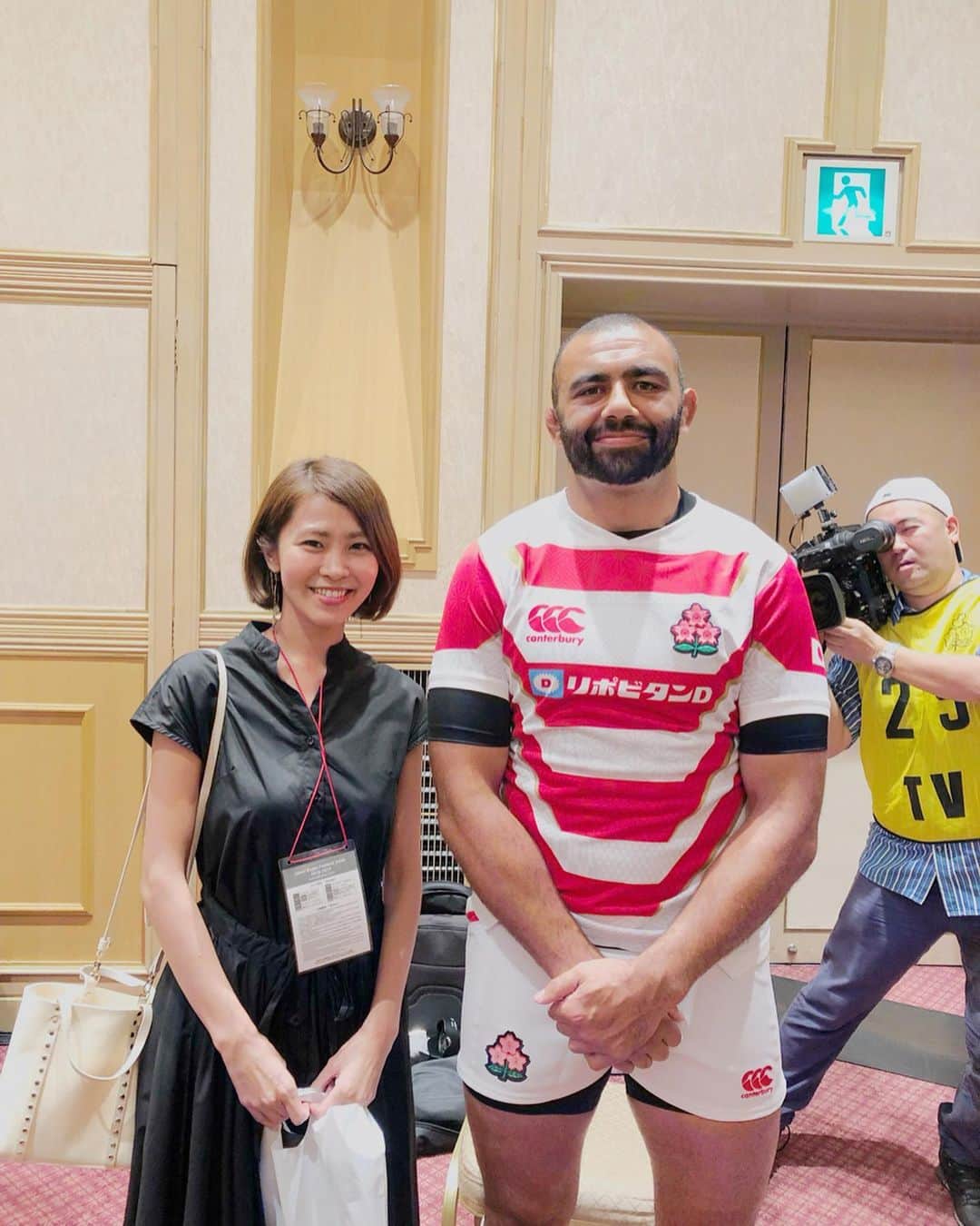 のインスタグラム：「ラグビーワールドカップ 2019 の日本代表 新ジャージー発表記者会見へ。コンセプトは「ＫＡＢＵＴＯ」で日本の武士道精神を表現したそうです。かっこいい🤩 . 数年ぶりにリーチ・マイケル選手ともお写真撮れました。昔府中に住んでいたので何度かお見かけしたことあって息子と一緒に写真撮ってもらったことがあったの😊今日はラファエレ・ティモシー選手とヴィンビー・ファンデルヴァルト選手とも一緒に撮ってもらっちゃいました。  @rugbyworldcupjp @canterbury_japan  #rugbyworldcup #rugbyworldcup2019 #rugby #ラグビー #ラグビーワールドカップ #ラグビーワールドカップ2019 #日本ラグビー協会 #ラグビー日本代表 #カンタベリー #canterbury #坂元ラグビー観戦」