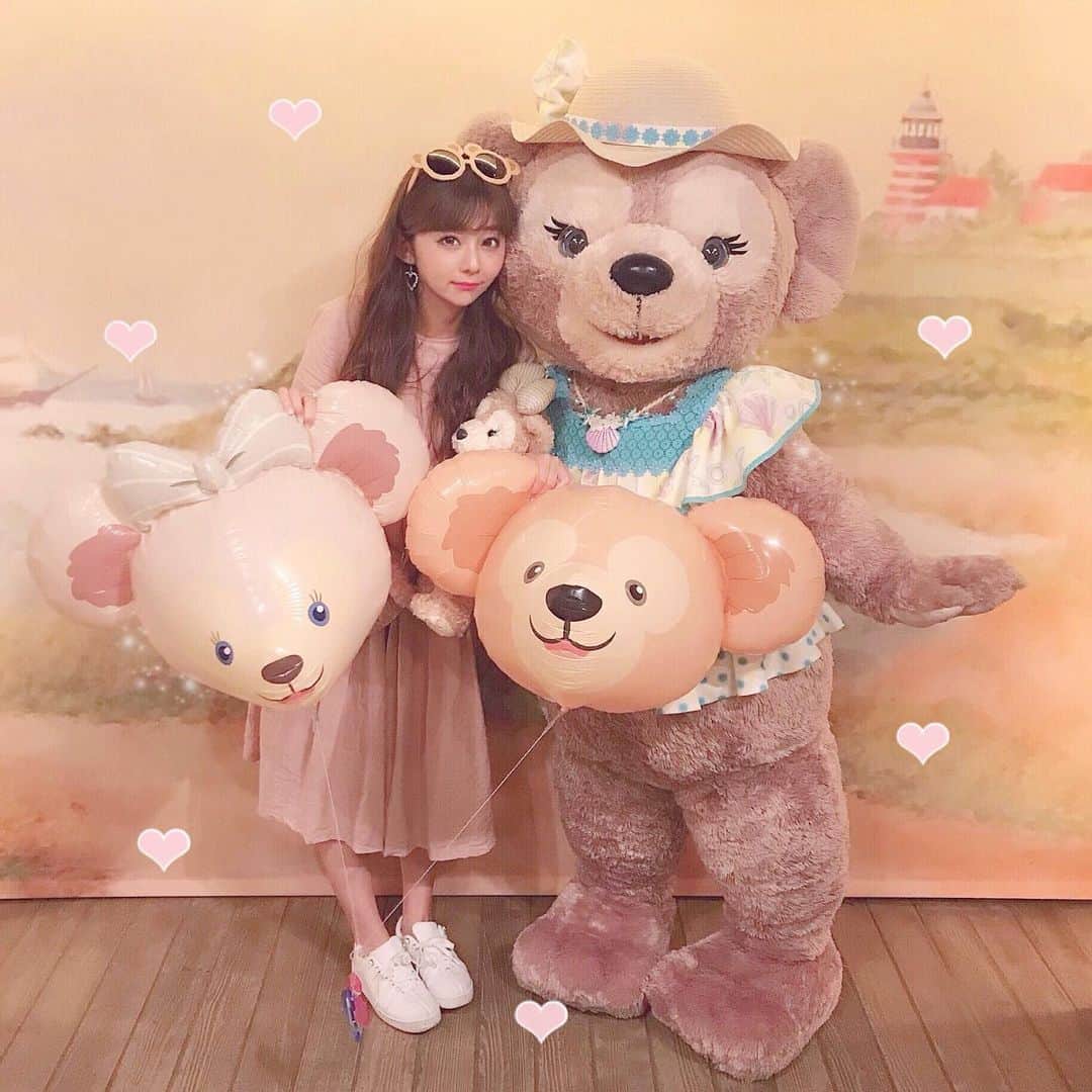 のインスタグラム：「❤︎ . この間の1人グリ🧸🎀 1人でも待ってられた〜💞 . 初の1人グリ、緊張してたけど スタッフさんも優しくて 風船見える様に設置してくれたよ🎈 . シェリーメイちゃんの 衣装隠れちゃったけど、、 可愛かった🥺🥺💞 . . #tds #tdl #tokyodisneysea #tokyodisneyresort #disney #disneyig #duffy #shelliemay #l4l #東京ディズニーリゾート #東京ディズニーシー #ディズニーシー #ディズニー #シェリーメイコーデ #夏ディズニー #ケープコッド #シェリーメイ #初体験 #グリーティング」