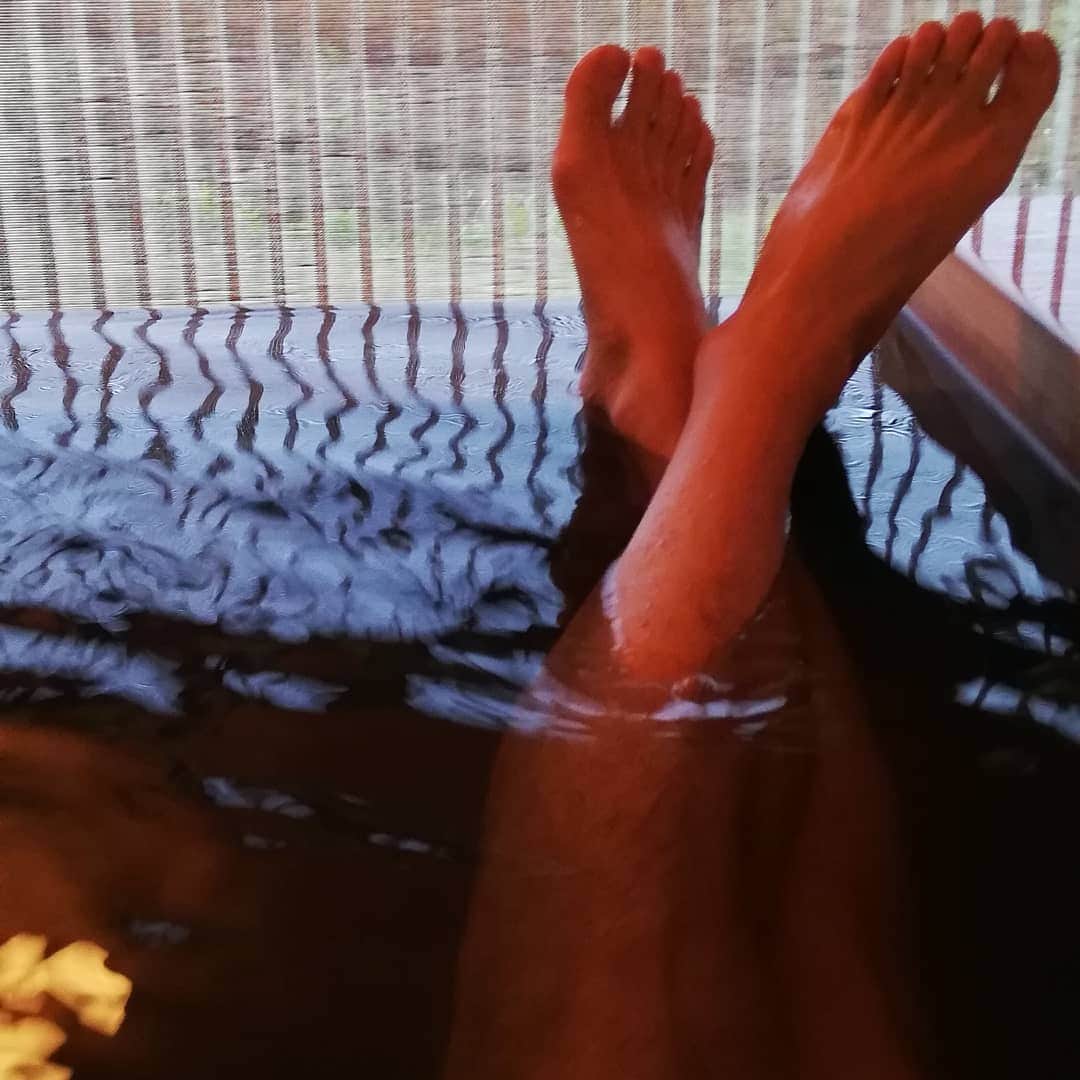 松本隆博のインスタグラム：「。 のんびりおんせん♨💭 おおいたうさの宿。 パソコンの電源を忘れて きたので仕事やりません。 ^^;できまへん^^;」