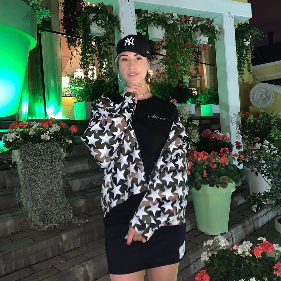 ヤナ・イグリアンのインスタグラム：「6 видов спорта, которыми я бы никогда не стала заниматься🤷🏻‍♀️ ⠀ ❌ Женская борьба. Очень уважаю этих спортсменок, но лично для меня девушка - это хрупкое грациозное существо, рождённое никак не для борьбы) ⠀ ❌ Художественная гимнастика. Там нужно придерживаться диеты, чтобы сохранять форму - а я очень люблю вкусно поесть! Какая из меня гимнастка?😁 ⠀ ❌ Бег. Ненавижу это занятие, серьёзно. "Какая гадость, этот ваш бег!" - отвечу я на подобное предложение🙈 ⠀ ❌ Шахматы. Точно не знаю, но я слышала, что кофе у них считается допингом - поэтому сразу нет. Без кофе я умру!😱 ⠀ ❌ Бобслей. Сидеть в санях так, чтобы торчала одна лишь голова, и та в шлеме - не по мне. 😁 Хочу, чтобы меня было видно: покрасоваться там, все дела.😏 ⠀ ❌ Кёрлинг. Честно - мне и дома хватает уборки, а тут ещё и добровольно драить "шваброй" лёд... Нет уж, увольте!😂 ⠀ Какими видами спорта вы бы никогда не стали заниматься?」