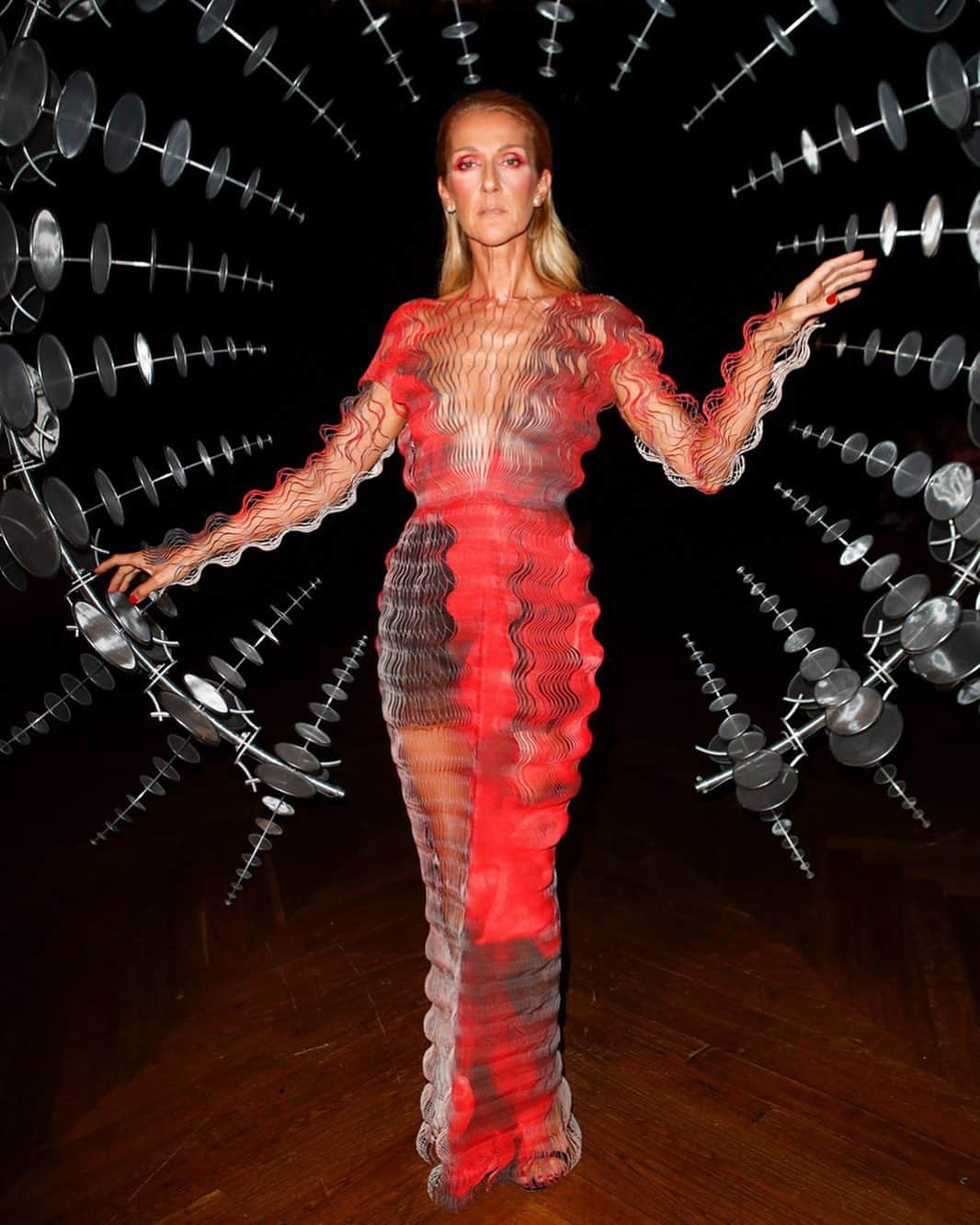 Iris Van Herpeさんのインスタグラム写真 - (Iris Van HerpeInstagram)「Celine Dion looked ethereal posing alongside Anthony Howe’s hypnotic ‘Omniverse’ sculpture on the runway of our new Couture show. ∞ Show credits Styling: @patti_wilson  Special thanks to collaborating artist: @anthony.howe.art  Collaborating artist: @philip.beesley Runway photography by @giostaiano ∞ #irisvanherpen #hypnosiscouture #parisfashionweek」7月4日 15時52分 - irisvanherpen