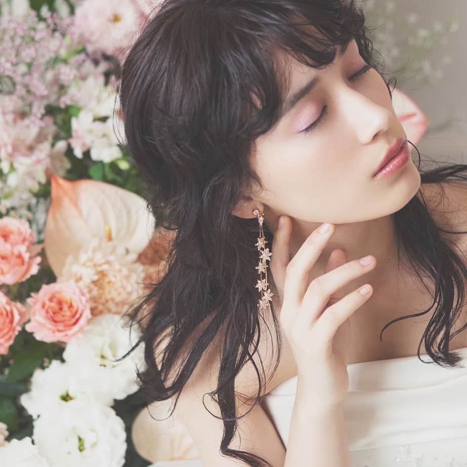 CLAIREのインスタグラム：「大人気！タッセルタイプのロングイヤリング。 ・ トレンドカラーはゴールドです✨ 繊細な作りで優しく揺れるイヤリングは、他の人と差をつけられること間違いなし！ ・ 前撮りにはぜひお気に入りのアクセサリーで、お式では叶わなかったスタイリングを。 ・ クレールは花嫁さまの叶えたい想いを実現できるよう持ち込み料を頂きませんので、お好きな小物をぜひご持参ください。 ・ 専門のスタッフがスタイリングのご相談ご提案も、ご希望があればさせて頂きます。 ・ @clairebridalstudio」