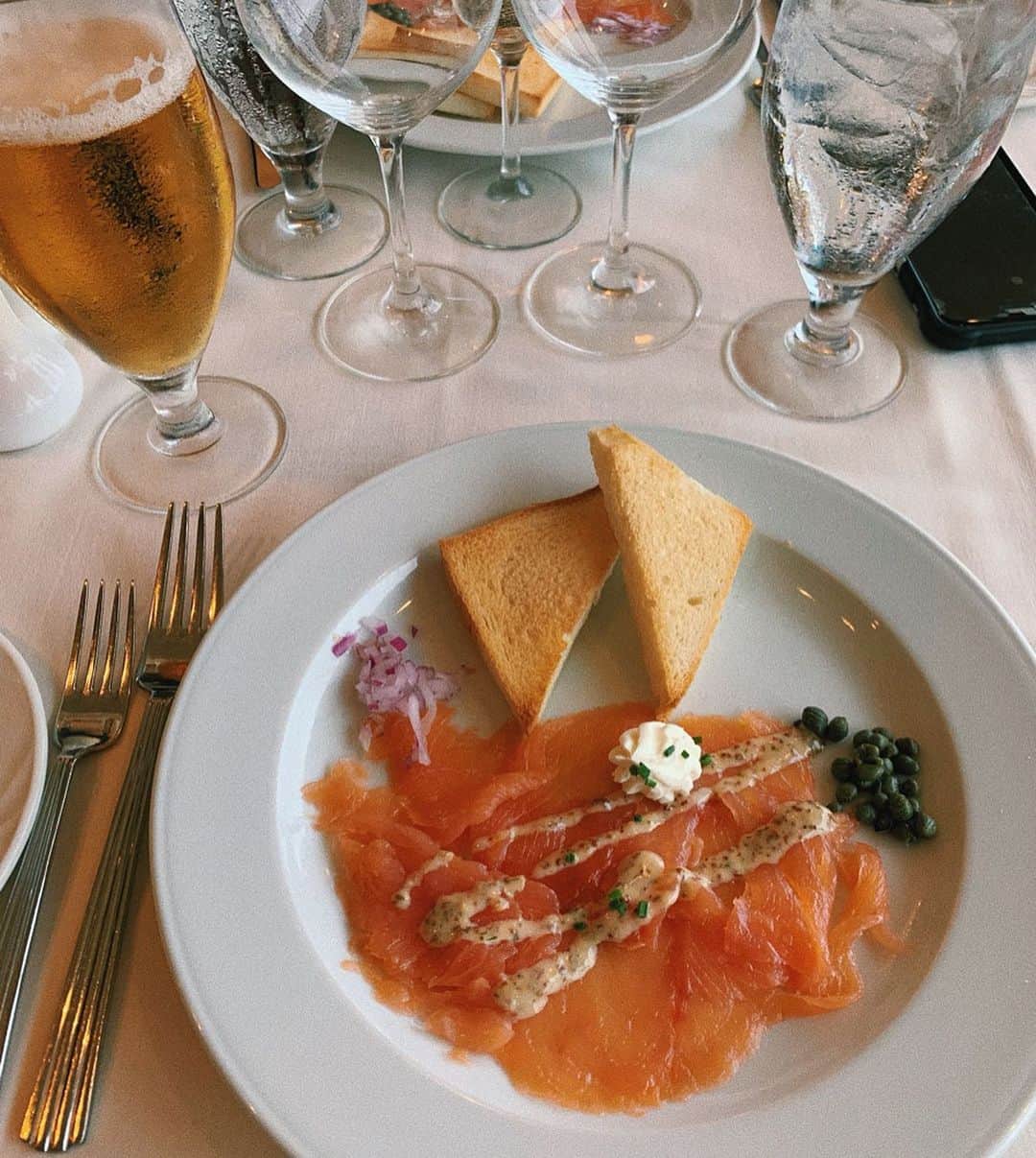 sayocoのインスタグラム：「wedding partyで連れてってもらった Michel’s🍽🥂💖 ・ お料理もお酒も全部美味しくて 景色も最高でした😭👏💯 ・ ・ しおりパパが作ってくれた サーフボードの席札も嬉しい🏄‍♀️🌊 早速家に飾りました🙋‍♀️💗 ・ ・ #hawaii#michels#weddingparty#sayo_trip」