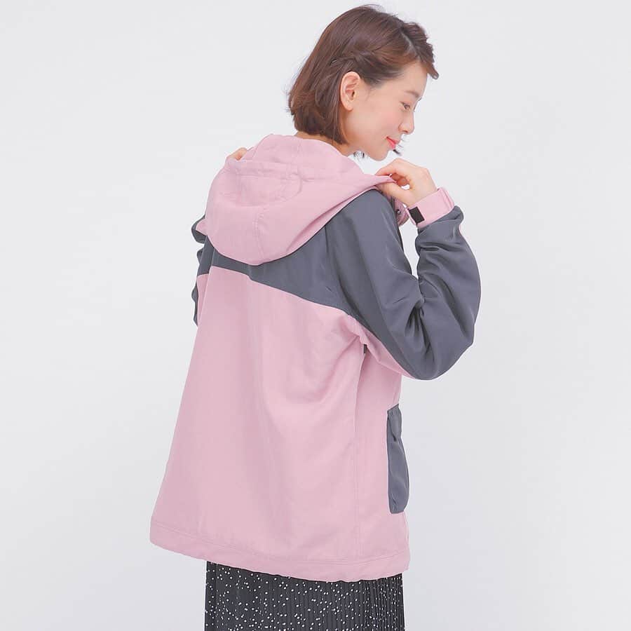 SuperGroupiesさんのインスタグラム写真 - (SuperGroupiesInstagram)「🍭NEW ARRIVALS 🍭 #ヒロアカ とのとの新コラボアイテムが好評予約受付中！🥳 ⠀⠀⠀⠀⠀⠀⠀ ⠀⠀⠀⠀⠀⠀⠀ 機能性はもちろん、 普段のコーディネートでも活躍間違いなしの マウンテンパーカー＆スニーカーのラインナップ🙌🏻 ⠀⠀⠀⠀⠀⠀⠀ カジュアルなマウンテンパーカーは あえてきれいめに着こなすのが今っぽい💃🏻✨ 甘めの花柄やチュールスカートを合わせてもGood🙆‍♀️ ⠀⠀⠀⠀⠀⠀⠀ 実際の商品が気になる方は 本日のLive配信📺をチェックしてみて！✔️ ⠀ ⠀⠀⠀⠀⠀⠀⠀ ──────────────────────﻿ 💓Today’s Item💓 My Hero Academia Collaboration Series Ochaco Uraraka and Tsuyu Asui model #windbreaker / ￥15,800 +tax #sneakers / ￥10,800 +tax ※掲載商品は受注生産です。 Available only for pre-orders now! ──────────────────────﻿ ⠀ ⠀ ⠀⠀⠀⠀⠀⠀⠀ 📺Live配信のお知らせ📺 本日7/4（木）20:00〜Live配信します！🙌🏻 ⠀⠀⠀⠀⠀ ⠀⠀⠀⠀⠀ 今回のLive配信は・・・﻿ #僕のヒーローアカデミア special✨  好評予約受付中の新商品や、 スタッフぴかちゃん＆へいりんの #アニメバウンド などを紹介予定💕 ⠀⠀⠀⠀⠀⠀⠀ ──────────────────────﻿ #アニメバウンド って何？🧐 アニメ、ゲームキャラクターの服装を連想させるコーディネートのこと！👗👠👜 ──────────────────────﻿ ⠀  視聴者限定プレゼント🎁もありますよ！ ライブ配信を見てくれた方の中から抽選で﻿ ✅轟焦凍 モデル / 財布 を1名様にプレゼントいたします👏﻿⠀⠀ ⠀⠀⠀⠀⠀⠀⠀ 応募条件などの詳細は、 この後のLive配信でチェックしてください💨 ⠀⠀ ⠀⠀⠀⠀⠀⠀⠀ ⠀⠀⠀⠀⠀⠀⠀ ⠀⠀⠀⠀⠀⠀⠀ ⠀⠀⠀⠀⠀⠀⠀ #supergroupies #anime #japaneseanime #スーパーグルーピーズ #アニメ #アニメコラボ #コラボグッズ #ファッションにアニメを #アニメグッズ #麗日お茶子 #蛙吹梅雨 #MyHeroAcademia  #OchacoUraraka #TsuyuAsui #windbreakerjacket #マウンテンパーカー #スニーカーコーデ #ストリートコーデ #スポーティーコーデ #なりきり #なりきりコーデ #ライブ配信 #live配信 #プレゼントキャンペーン #スパグルプレゼント」7月4日 15時58分 - supergroupies