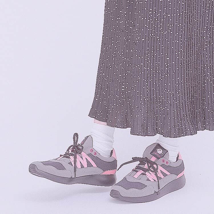 SuperGroupiesさんのインスタグラム写真 - (SuperGroupiesInstagram)「🍭NEW ARRIVALS 🍭 #ヒロアカ とのとの新コラボアイテムが好評予約受付中！🥳 ⠀⠀⠀⠀⠀⠀⠀ ⠀⠀⠀⠀⠀⠀⠀ 機能性はもちろん、 普段のコーディネートでも活躍間違いなしの マウンテンパーカー＆スニーカーのラインナップ🙌🏻 ⠀⠀⠀⠀⠀⠀⠀ カジュアルなマウンテンパーカーは あえてきれいめに着こなすのが今っぽい💃🏻✨ 甘めの花柄やチュールスカートを合わせてもGood🙆‍♀️ ⠀⠀⠀⠀⠀⠀⠀ 実際の商品が気になる方は 本日のLive配信📺をチェックしてみて！✔️ ⠀ ⠀⠀⠀⠀⠀⠀⠀ ──────────────────────﻿ 💓Today’s Item💓 My Hero Academia Collaboration Series Ochaco Uraraka and Tsuyu Asui model #windbreaker / ￥15,800 +tax #sneakers / ￥10,800 +tax ※掲載商品は受注生産です。 Available only for pre-orders now! ──────────────────────﻿ ⠀ ⠀ ⠀⠀⠀⠀⠀⠀⠀ 📺Live配信のお知らせ📺 本日7/4（木）20:00〜Live配信します！🙌🏻 ⠀⠀⠀⠀⠀ ⠀⠀⠀⠀⠀ 今回のLive配信は・・・﻿ #僕のヒーローアカデミア special✨  好評予約受付中の新商品や、 スタッフぴかちゃん＆へいりんの #アニメバウンド などを紹介予定💕 ⠀⠀⠀⠀⠀⠀⠀ ──────────────────────﻿ #アニメバウンド って何？🧐 アニメ、ゲームキャラクターの服装を連想させるコーディネートのこと！👗👠👜 ──────────────────────﻿ ⠀  視聴者限定プレゼント🎁もありますよ！ ライブ配信を見てくれた方の中から抽選で﻿ ✅轟焦凍 モデル / 財布 を1名様にプレゼントいたします👏﻿⠀⠀ ⠀⠀⠀⠀⠀⠀⠀ 応募条件などの詳細は、 この後のLive配信でチェックしてください💨 ⠀⠀ ⠀⠀⠀⠀⠀⠀⠀ ⠀⠀⠀⠀⠀⠀⠀ ⠀⠀⠀⠀⠀⠀⠀ ⠀⠀⠀⠀⠀⠀⠀ #supergroupies #anime #japaneseanime #スーパーグルーピーズ #アニメ #アニメコラボ #コラボグッズ #ファッションにアニメを #アニメグッズ #麗日お茶子 #蛙吹梅雨 #MyHeroAcademia  #OchacoUraraka #TsuyuAsui #windbreakerjacket #マウンテンパーカー #スニーカーコーデ #ストリートコーデ #スポーティーコーデ #なりきり #なりきりコーデ #ライブ配信 #live配信 #プレゼントキャンペーン #スパグルプレゼント」7月4日 15時58分 - supergroupies