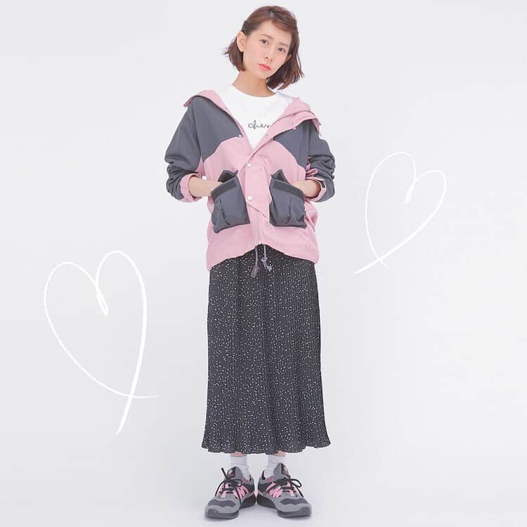 SuperGroupiesさんのインスタグラム写真 - (SuperGroupiesInstagram)「🍭NEW ARRIVALS 🍭 #ヒロアカ とのとの新コラボアイテムが好評予約受付中！🥳 ⠀⠀⠀⠀⠀⠀⠀ ⠀⠀⠀⠀⠀⠀⠀ 機能性はもちろん、 普段のコーディネートでも活躍間違いなしの マウンテンパーカー＆スニーカーのラインナップ🙌🏻 ⠀⠀⠀⠀⠀⠀⠀ カジュアルなマウンテンパーカーは あえてきれいめに着こなすのが今っぽい💃🏻✨ 甘めの花柄やチュールスカートを合わせてもGood🙆‍♀️ ⠀⠀⠀⠀⠀⠀⠀ 実際の商品が気になる方は 本日のLive配信📺をチェックしてみて！✔️ ⠀ ⠀⠀⠀⠀⠀⠀⠀ ──────────────────────﻿ 💓Today’s Item💓 My Hero Academia Collaboration Series Ochaco Uraraka and Tsuyu Asui model #windbreaker / ￥15,800 +tax #sneakers / ￥10,800 +tax ※掲載商品は受注生産です。 Available only for pre-orders now! ──────────────────────﻿ ⠀ ⠀ ⠀⠀⠀⠀⠀⠀⠀ 📺Live配信のお知らせ📺 本日7/4（木）20:00〜Live配信します！🙌🏻 ⠀⠀⠀⠀⠀ ⠀⠀⠀⠀⠀ 今回のLive配信は・・・﻿ #僕のヒーローアカデミア special✨  好評予約受付中の新商品や、 スタッフぴかちゃん＆へいりんの #アニメバウンド などを紹介予定💕 ⠀⠀⠀⠀⠀⠀⠀ ──────────────────────﻿ #アニメバウンド って何？🧐 アニメ、ゲームキャラクターの服装を連想させるコーディネートのこと！👗👠👜 ──────────────────────﻿ ⠀  視聴者限定プレゼント🎁もありますよ！ ライブ配信を見てくれた方の中から抽選で﻿ ✅轟焦凍 モデル / 財布 を1名様にプレゼントいたします👏﻿⠀⠀ ⠀⠀⠀⠀⠀⠀⠀ 応募条件などの詳細は、 この後のLive配信でチェックしてください💨 ⠀⠀ ⠀⠀⠀⠀⠀⠀⠀ ⠀⠀⠀⠀⠀⠀⠀ ⠀⠀⠀⠀⠀⠀⠀ ⠀⠀⠀⠀⠀⠀⠀ #supergroupies #anime #japaneseanime #スーパーグルーピーズ #アニメ #アニメコラボ #コラボグッズ #ファッションにアニメを #アニメグッズ #麗日お茶子 #蛙吹梅雨 #MyHeroAcademia  #OchacoUraraka #TsuyuAsui #windbreakerjacket #マウンテンパーカー #スニーカーコーデ #ストリートコーデ #スポーティーコーデ #なりきり #なりきりコーデ #ライブ配信 #live配信 #プレゼントキャンペーン #スパグルプレゼント」7月4日 15時58分 - supergroupies