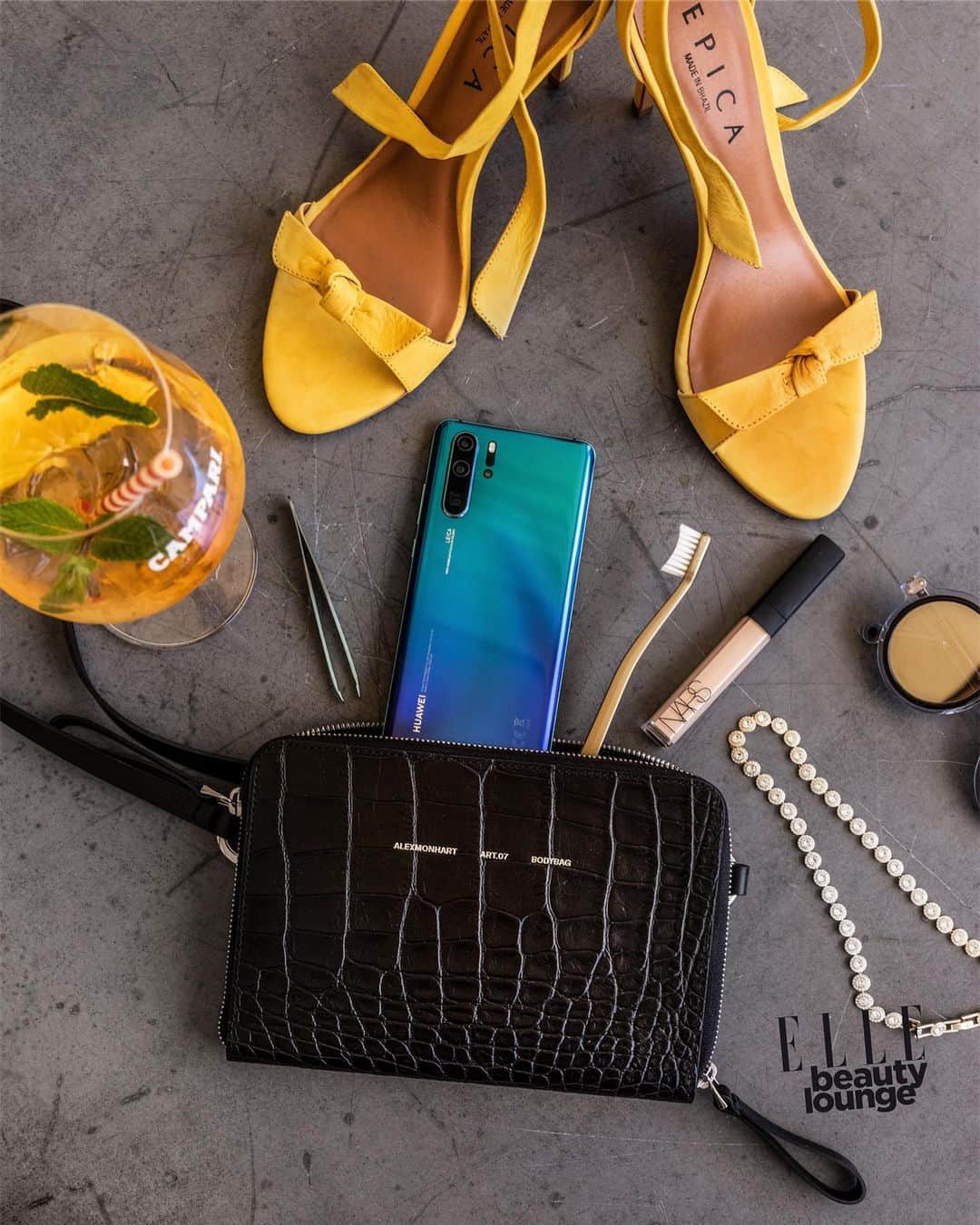 ELLE Czechさんのインスタグラム写真 - (ELLE CzechInstagram)「#ELLEbeautylounge WOMEN’s KIT 💫 Co byste nám přidali do kabelky?  PS: @kviff akreditace je uvnitř! ____ @profimed.cz  @huaweimobileczsk  @thedesignergalleryprague  @warehouse1cz / @camparicz  @alexmonhart  @swarovski  #ELLEkit #ELLEwomen #primedkviff #huaweip30pro #huaweiczsk #thedesignergallery #centrumchodov #warehouse1cz #capmparicz #alexmonhart」7月4日 15時59分 - elleczech