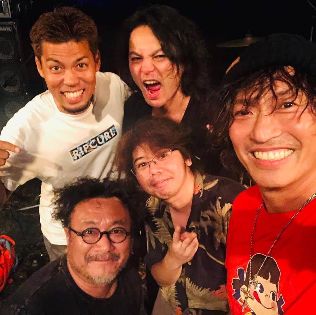 日野賢二のインスタグラム：「Wanna Give thanx to  my brothers and People ,Family from okinawa who always giving me good vibes all around ^_^w/incredible hospitality! Bliss!!! Taka Oshiro(gala)&Aki Shisho and Family Kuda(live Bar Big) Haru(Drumshop Haru) Kayan(Mods) Mayu, Ushifugu,Sato San(Horizon Curry)Yuika (p)」