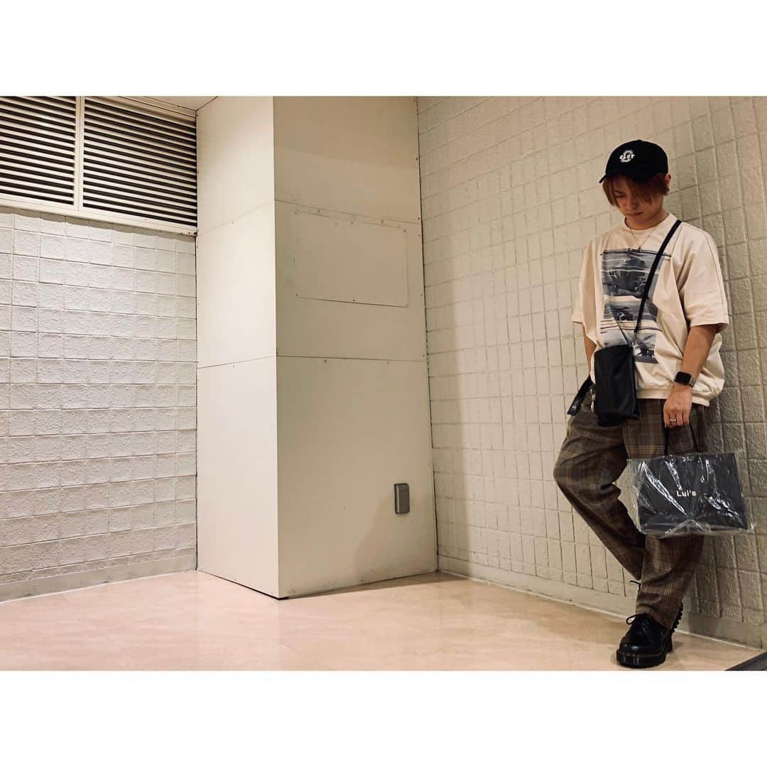 HRK（ハル）さんのインスタグラム写真 - (HRK（ハル）Instagram)「用事済ませて次の用事まで少し時間空いたので、フラッと見に行ったらやっぱり買っちゃったよね😄 またいずれ見せますーw さー次の予定へGoGoGo🚁 #fashion #mansfashion #cap #clot #luis #ルイス #drmartens #HARU #大堀治樹 #dance #vocal #live #love #Japan #followme」7月4日 16時03分 - hrkharu