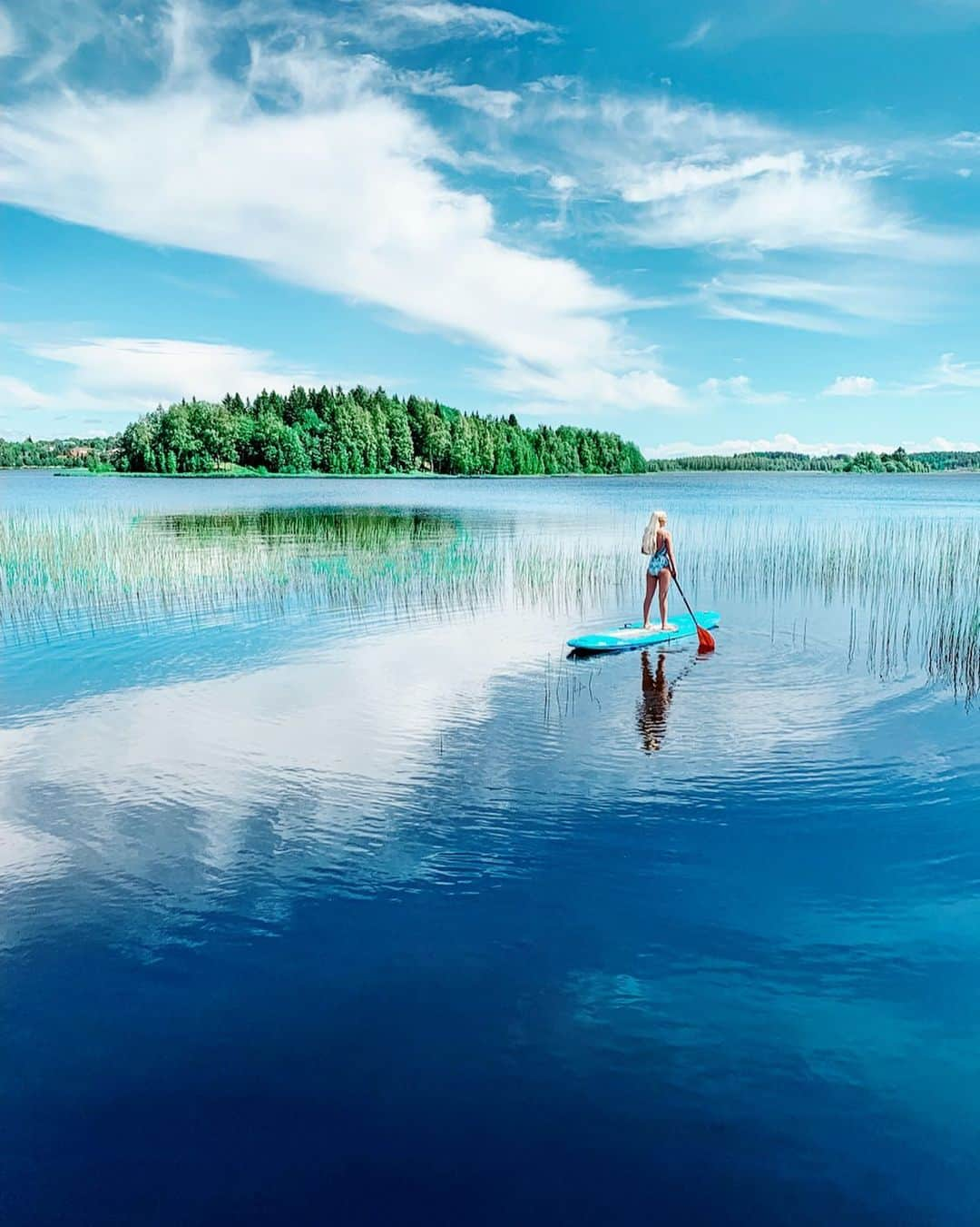 さんのインスタグラム写真 - (Instagram)「Supping in the Finnish lakes has to be the best place on earth I’ve ever paddled 🌎 @visittampereofficial @hikingtravelhit . The water is so still and filled with beautiful reflections of the sky and the forest 🌲 . It’s always so peaceful and the only sounds are the birds chirping and the wind in the trees 🌲 . For the suppers out there, where is your fave place to paddle? I’d love to make a list of epic spots to sup around the world 🌎 . 📸 @reija4love | edit by me . #FinnishLakeland #visittampere #hikingtravelhit #ourfinland #visitfinland #slowfinland #wonderful_places #beautifuldestinations #earthpix #earthfocus #bestvacations #sup #supping #standuppaddle #standuppaddleboard #finland #finnishgirl #tampere #mökkiavain」7月4日 16時09分 - helen_jannesonbense