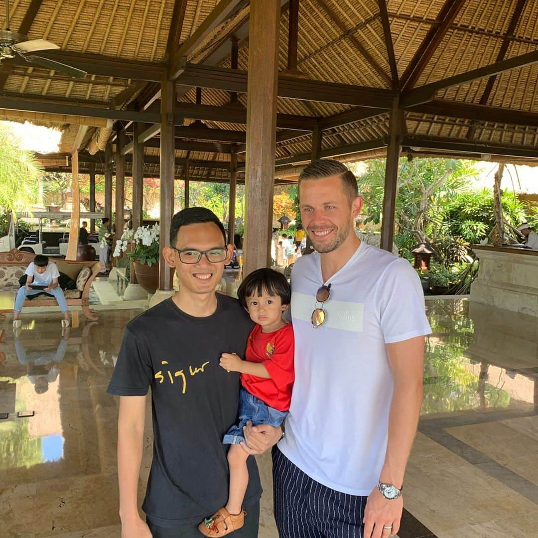 ギルフィ・シグルズソンさんのインスタグラム写真 - (ギルフィ・シグルズソンInstagram)「Had to meet @dexglenniza from Indonesia  when he messaged me and said he named his son Gylfi after me 🙌🏼 It was nice to meet you!」7月4日 16時16分 - gylfisig23