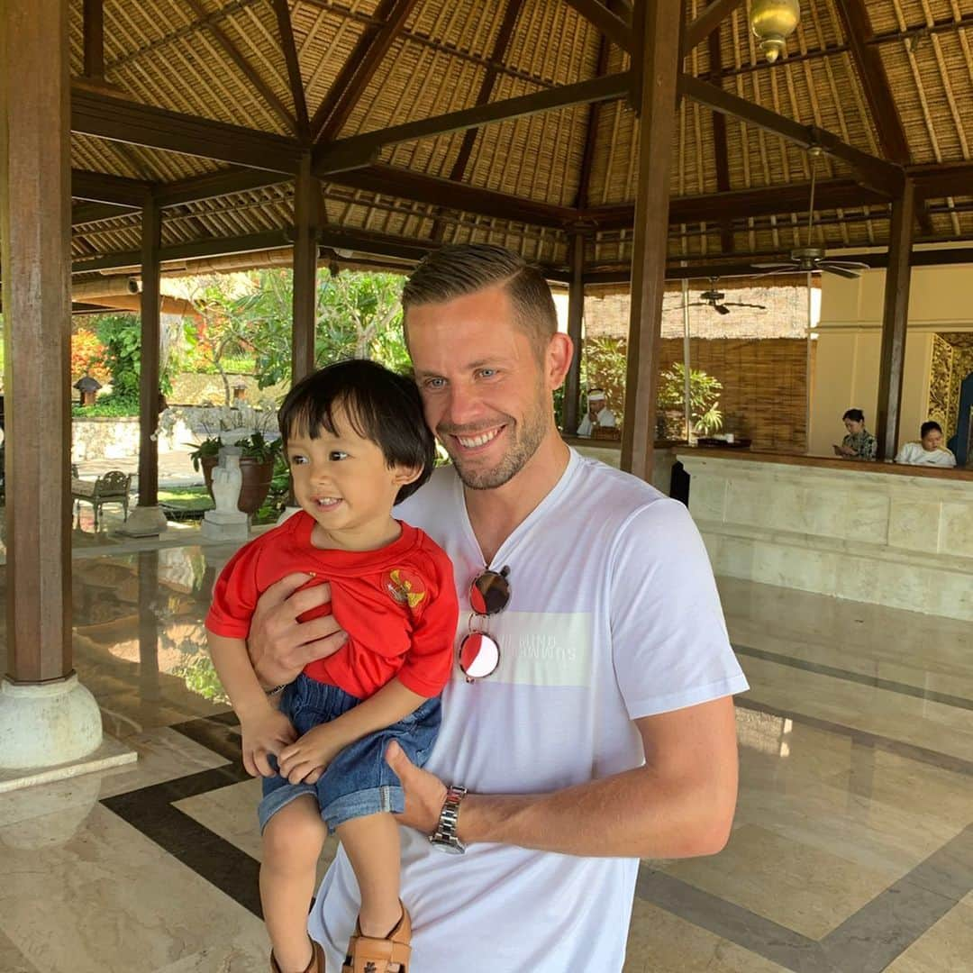 ギルフィ・シグルズソンさんのインスタグラム写真 - (ギルフィ・シグルズソンInstagram)「Had to meet @dexglenniza from Indonesia  when he messaged me and said he named his son Gylfi after me 🙌🏼 It was nice to meet you!」7月4日 16時16分 - gylfisig23