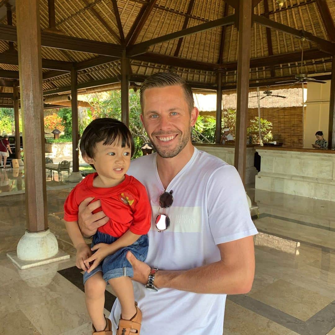 ギルフィ・シグルズソンのインスタグラム：「Had to meet @dexglenniza from Indonesia  when he messaged me and said he named his son Gylfi after me 🙌🏼 It was nice to meet you!」