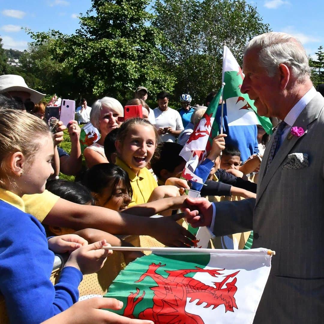 クラレンス邸さんのインスタグラム写真 - (クラレンス邸Instagram)「Cyfarchion o Gymru! 🏴󠁧󠁢󠁷󠁬󠁳󠁿 Yesterday The Prince of Wales and The Duchess of Cornwall joined a community celebration in Swansea to mark 50 years of Swansea’s city status. 🎉 #Swansea50 The City status was granted in 1969 following HRH's Investiture as Prince of Wales. Under sunny skies, Their Royal Highnesses met local schoolchildren, residents and people from Swansea and across Wales who are involved with TRH’s charities and patronage’s. See our Instagram story for more.」7月4日 16時22分 - clarencehouse