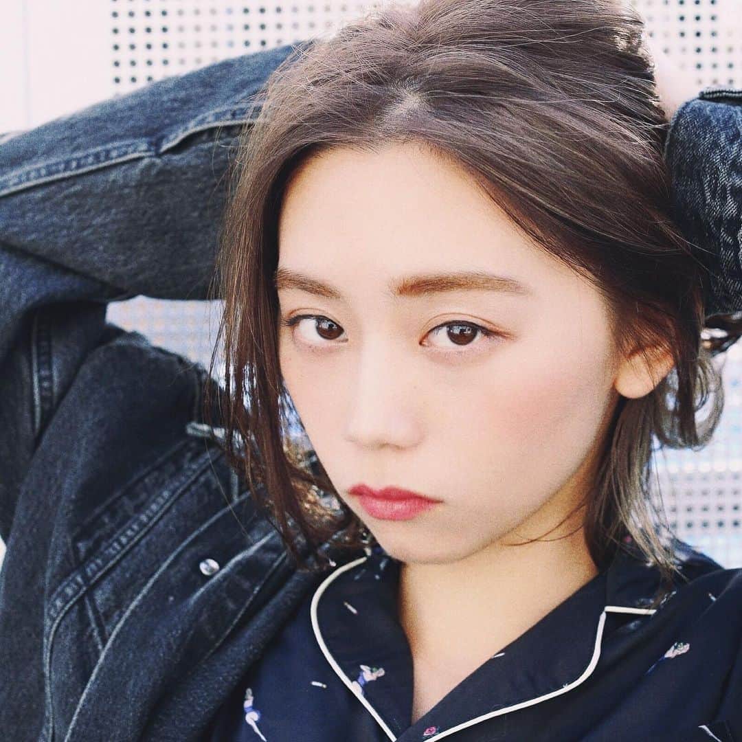 渡部幸也のインスタグラム：「9レベルの明るさだとちょっとオフィスでは明るい感じもしますが、たっぷりいれたアッシュグレージュにすれば、赤みがなくくすみがしっかり入るので、透明感もでて明るすぎなく見えるのでオススメなカラーです🙆‍♂️ #ヘアスタイル #ヘア #髪型 #ヘアカタログ #ヘアセット #ヘアアレンジ #パーマ #カラー #ヘアカラー #hair #恵比寿美容院 #代官山美容室 #代官山美容院 #美容学生 #サロン #中目黒美容室 #中目黒美容院 #恵比寿美容室 #サロンモデル #中目黒ランチ #恵比寿ランチ #hpb_hair #中目黒 #代官山 #恵比寿 #渋谷 #ar_magazine #murua #emoda #amerivintage」