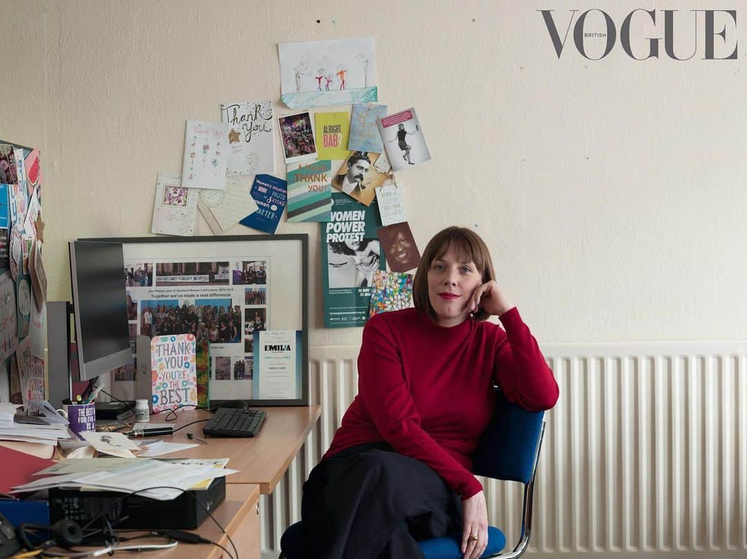 British Vogueさんのインスタグラム写真 - (British VogueInstagram)「“I spend my entire time here basically trying to push the parameter slightly, just trying to constantly remind people, ‘Don’t forget women.’” Staunch values and a no-nonsense wit have made @JessPhillipsMP Westminster’s breakout star. Click the link in bio for a preview of the interview by @GilesHattersley, and read the full piece in the August 2019 issue of #BritishVogue, on newsstands Friday 5 July.  Jess Phillips in her Birmingham home, photographed by Nigel Shafran, with hair by @YumiNakadaDingle and make-up by @LauraDomini2.」7月4日 16時33分 - britishvogue