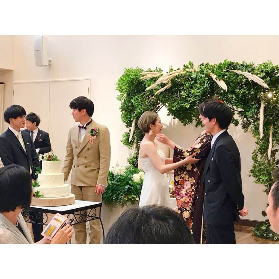 ヴィラデマリアージュ越谷レイクタウンweddingさんのインスタグラム写真 - (ヴィラデマリアージュ越谷レイクタウンweddingInstagram)「・ ・ 〜Party Report〜 ・ ・ テーマは biens de famille♥️ ご家族様&ご親族様とのアットホームな結婚式  これまで、おふたりがお世話になった方々に、 ありがとうを伝えられる空間に… ・ ・ お父様がどれだけ新婦様を愛されてきたのかを、 誰もが感じる事のできた乾杯の発声🥂 ・ ・ 新郎様のとってもチャーミングな お父様お母様の呼び方も とっても印象的でございました･:*+. ・ ・ 全てが１つとなり最高の結婚式のカタチに！ ・ これからも末永くお幸せに⋆*❁*⋆ฺ｡* ・ ・ Bon mariage！ ・ ・ #プレ花嫁 #卒花嫁 #卒花 #結婚式 #結婚式準備#ウェディング #wedding#花嫁#思い出#ブーケ#ヴィラデマリアージュ越谷レイクタウン#家族#花嫁レポ#カメラ#記念日#式場見学#写真好きな人と繋がりたい #ウェディングドレス #教会#親子#dress#colour#flower#natural#happiness#reporters#party」7月4日 16時37分 - villas_des_mariages_koshigaya