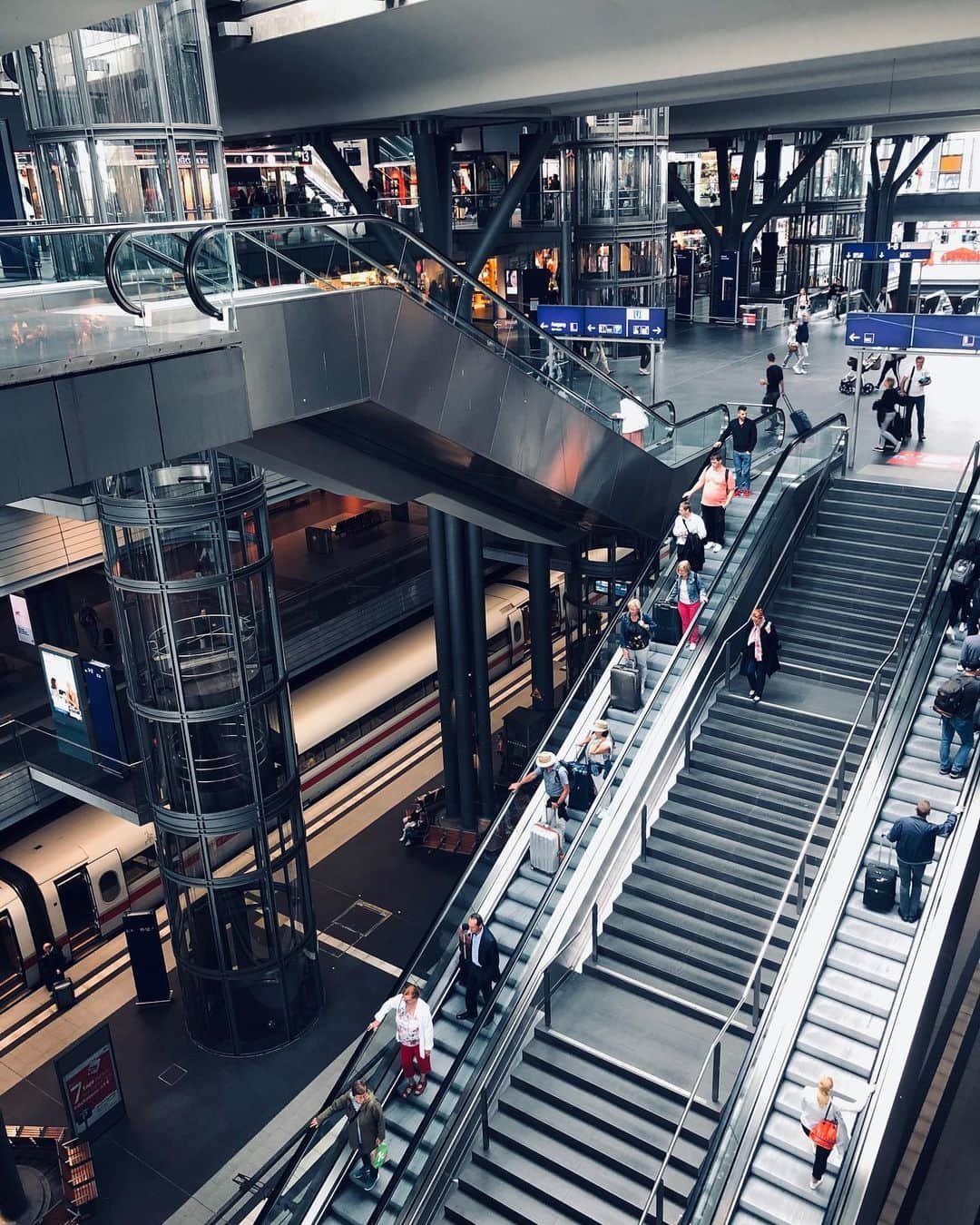 のインスタグラム：「Berlin → Latvia  ベルリン、1日滞在はほぼ、トランジットでしたが、移動も大変で楽しかった。  デンマークを昨日でて、ここにしばらく来れないと思うととんでもなく寂しかった。  また来よう。  これから、Latviaへいきます。  #travel #travelphotography #旅ログ #Berlin #journey #mgwtkzw」