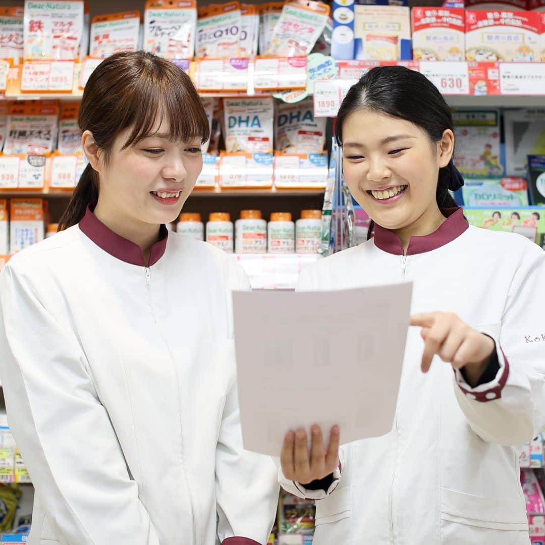大阪医療技術学園専門学校（ＯＣＭＴ）さんのインスタグラム写真 - (大阪医療技術学園専門学校（ＯＣＭＴ）Instagram)「今回は薬業科の卒業生を紹介します✨ , 取材させていただいたコクミンドラッグのとある店舗では、3名の卒業生が、登録販売者として活躍しています💊 , 同じ学校で学んだ卒業生同士、力を合わせて頑張っているようです(ง🔥Д🔥)ง✨ , 店長やエリアマネージャー、バイザーなどキャリアアップをしていく卒業生も多く、ドラッグストアにとって、いかに登録販売者が大切か改めて実感します😌💕 , #ocmt #大阪医療技術学園専門学校 #大阪医療技術学園 #滋慶学園グループ #株式会社コクミン #コクミンドラッグ  #卒業生 #登録販売者 #医薬品販売 #薬業科 #専門学校」7月4日 16時48分 - ocmt.love