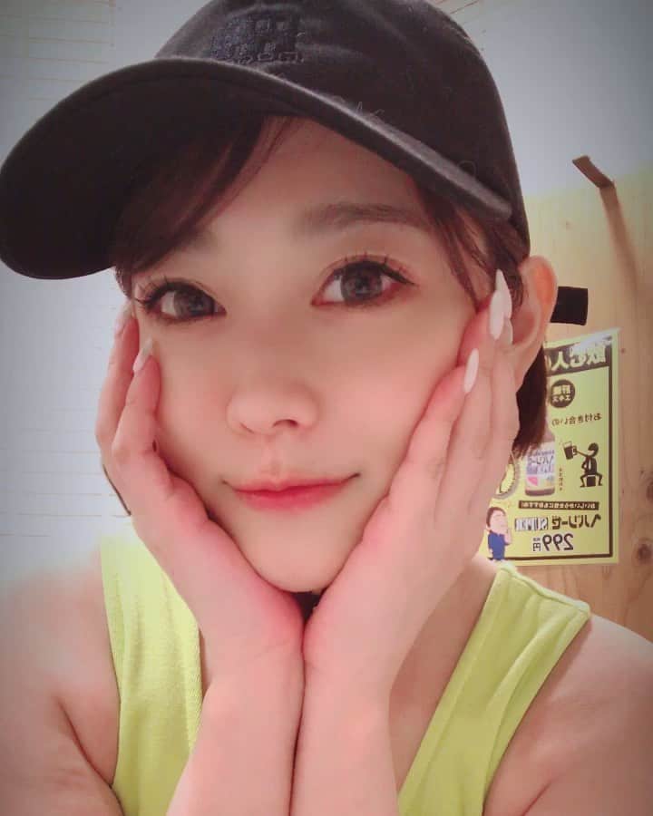 西野翔のインスタグラム：「この間プレゼントでハンドメイドピアスもらった時の動画☺️ 雪白東さんモチーフなんだって❤️ #pierce #handmadeaccessory #A3」