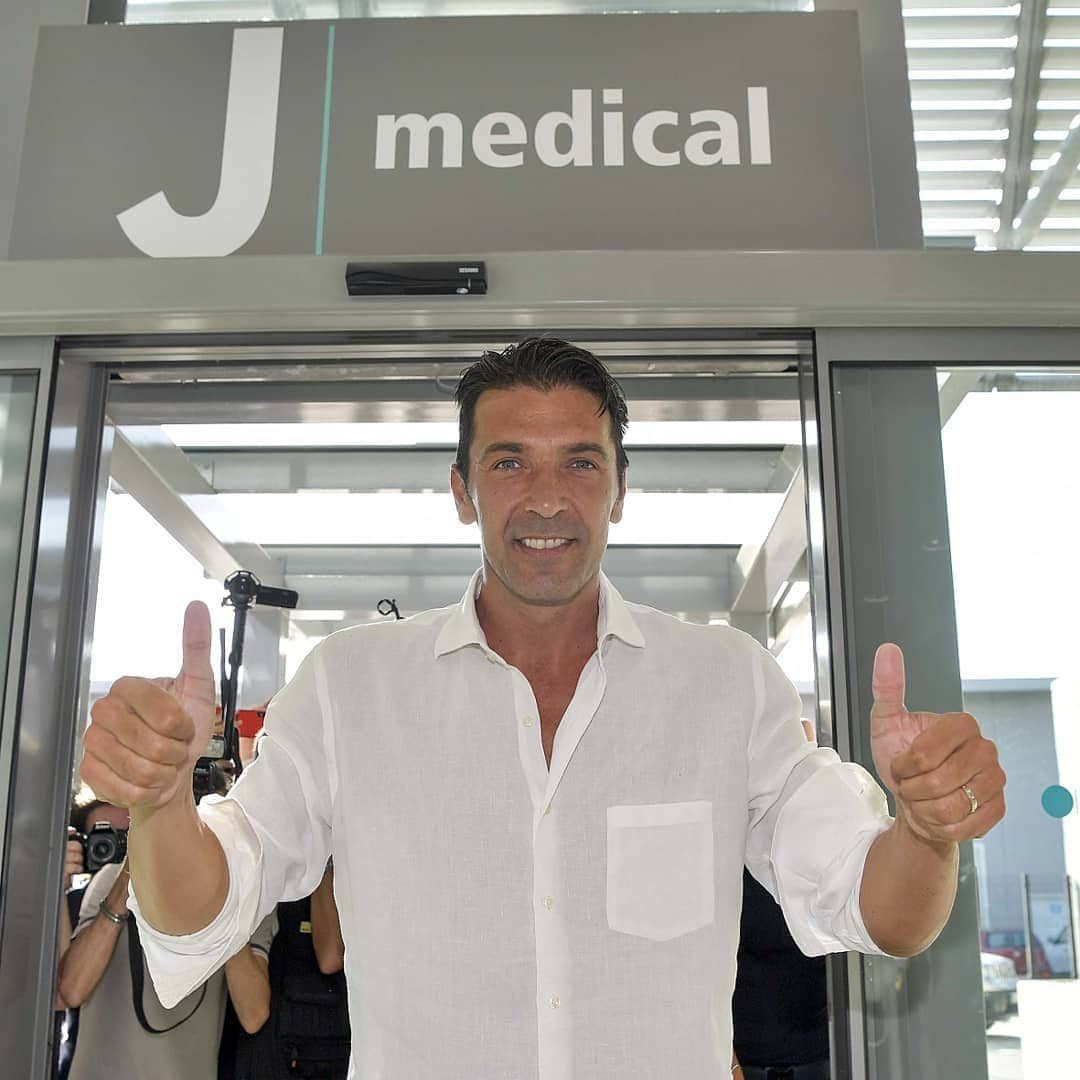 ユヴェントスFCさんのインスタグラム写真 - (ユヴェントスFCInstagram)「Look who's arrived at J|Medical? Ciao, @gianluigibuffon! 👋」7月4日 16時41分 - juventus