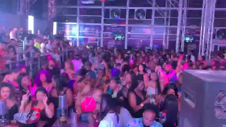 ファンクマスター・フレックスのインスタグラム：「1st time ever! One night only! FunkFlex on the set! LOBBY! VIP/Tables/Parking Lot #SoldOut @litdigitaldjs @djnyse_ was killing em tonight!!!!!! Vid via: @djhrnyc @biggnightlife BOOK FUNKFLEX: LITDIGITALDJS@GMAIL.COM」