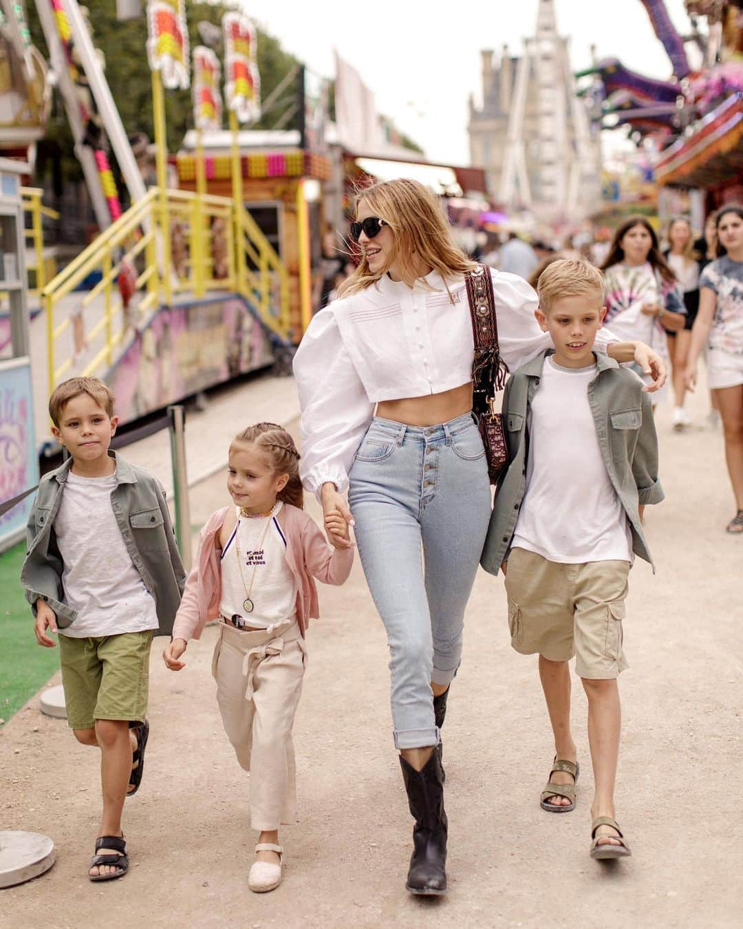 エレナ・ペルミノヴァさんのインスタグラム写真 - (エレナ・ペルミノヴァInstagram)「Paris 🌈🎠🎢🎡💚🎠 мои дети настолько обожают парки развлечений, что дважды за день мы там 🤪😂 расскажите что ваши детки любят ? И куда в Париже советуете их сводить ? #lenagoestoparis」7月4日 16時43分 - lenaperminova