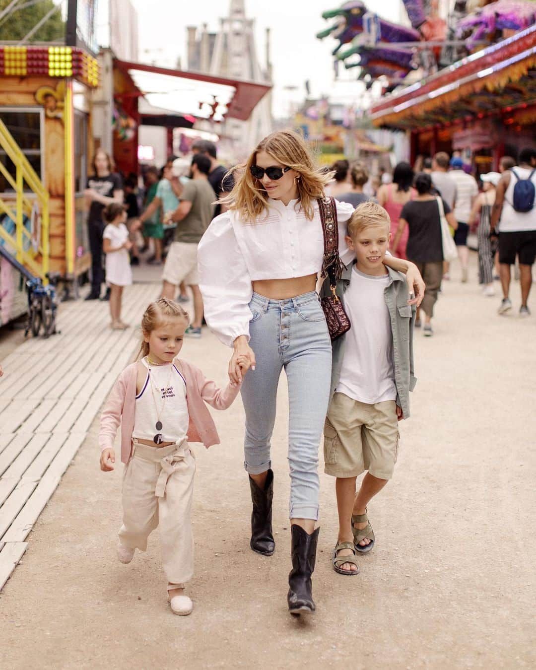 エレナ・ペルミノヴァさんのインスタグラム写真 - (エレナ・ペルミノヴァInstagram)「Paris 🌈🎠🎢🎡💚🎠 мои дети настолько обожают парки развлечений, что дважды за день мы там 🤪😂 расскажите что ваши детки любят ? И куда в Париже советуете их сводить ? #lenagoestoparis」7月4日 16時43分 - lenaperminova