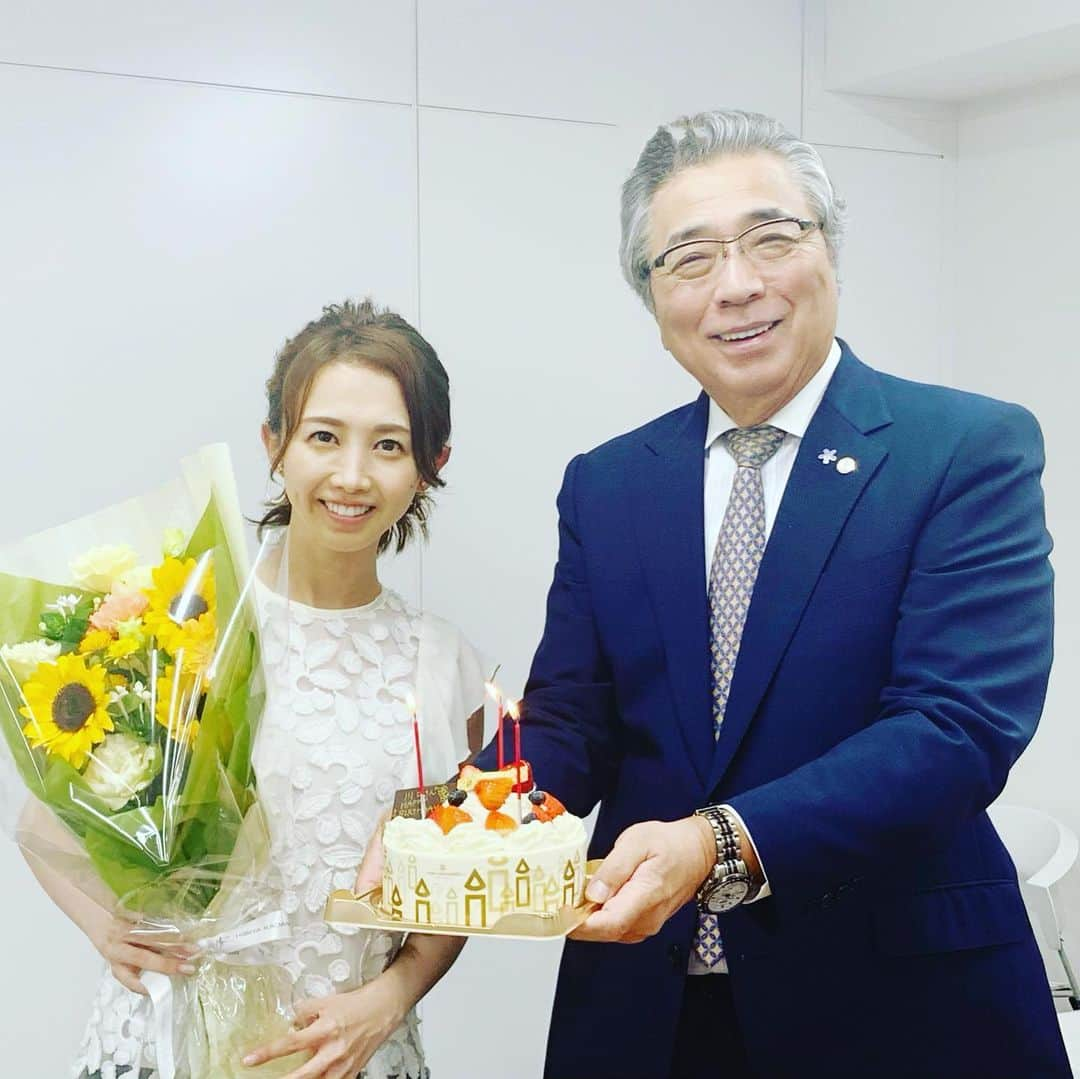 川口満里奈さんのインスタグラム写真 - (川口満里奈Instagram)「. . Goodbye 20s, Hello 30s! きのうで30歳になりました！ 番組終わりで祝っていただき感激です。 プレゼントやお祝いの言葉等を下さった皆さん、 本当にありがとうございました。. . いよいよ若さを言い訳にできず、 自分の本質が問われるようになる怖さがあります。 とはいえ、 「30代が1番楽しい！」とよく聞きますし、 周りの女性の先輩方を見ても とても魅力的に歳を重ね 充実した毎日を送られている方ばかりで、 30代を過ごすのが楽しみでもあります。 常に自分や周りを俯瞰で見つめ 譲れない部分も大切にしながら、 公私ともに挑戦し続けていきたいです。 . . .」7月4日 16時48分 - mqrinqkqwqguchi