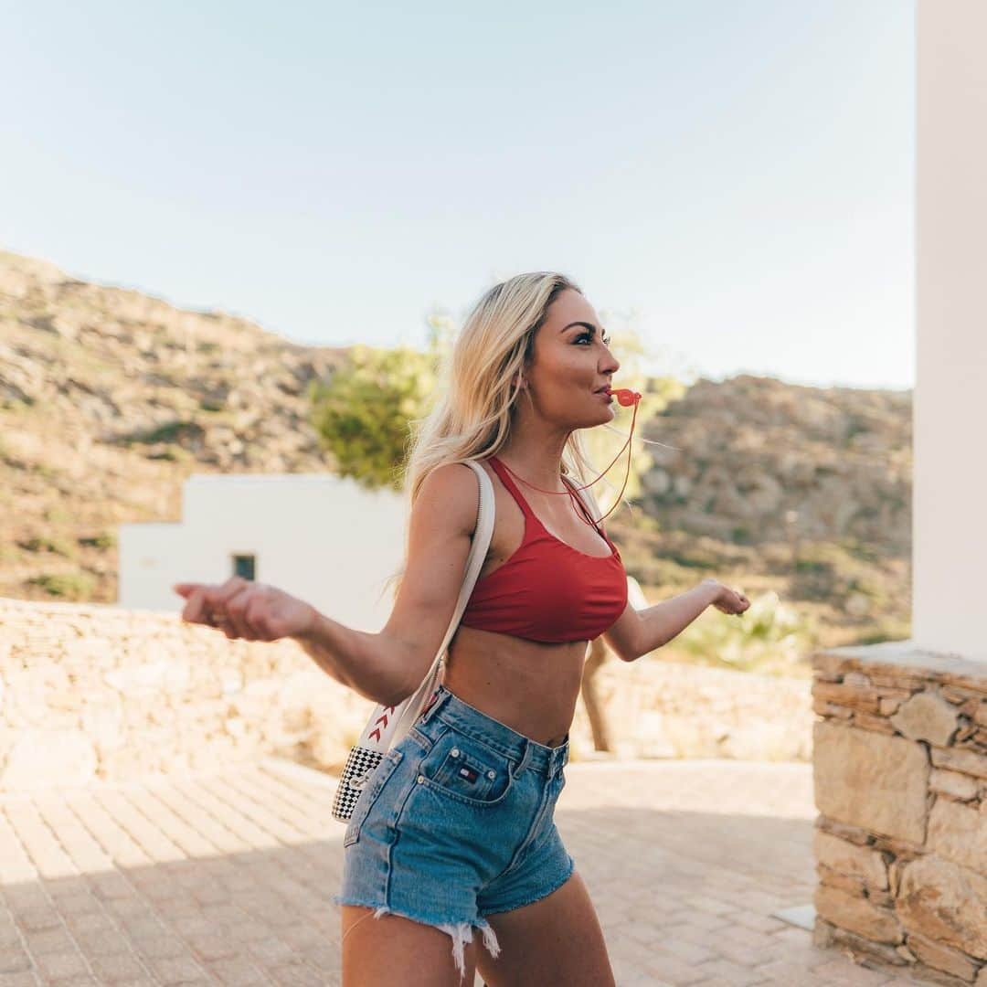 BROOKE EVERSさんのインスタグラム写真 - (BROOKE EVERSInstagram)「Blow my whistle bish.... @faroutbeachclub @lucaepifany」7月4日 16時57分 - brookeevers