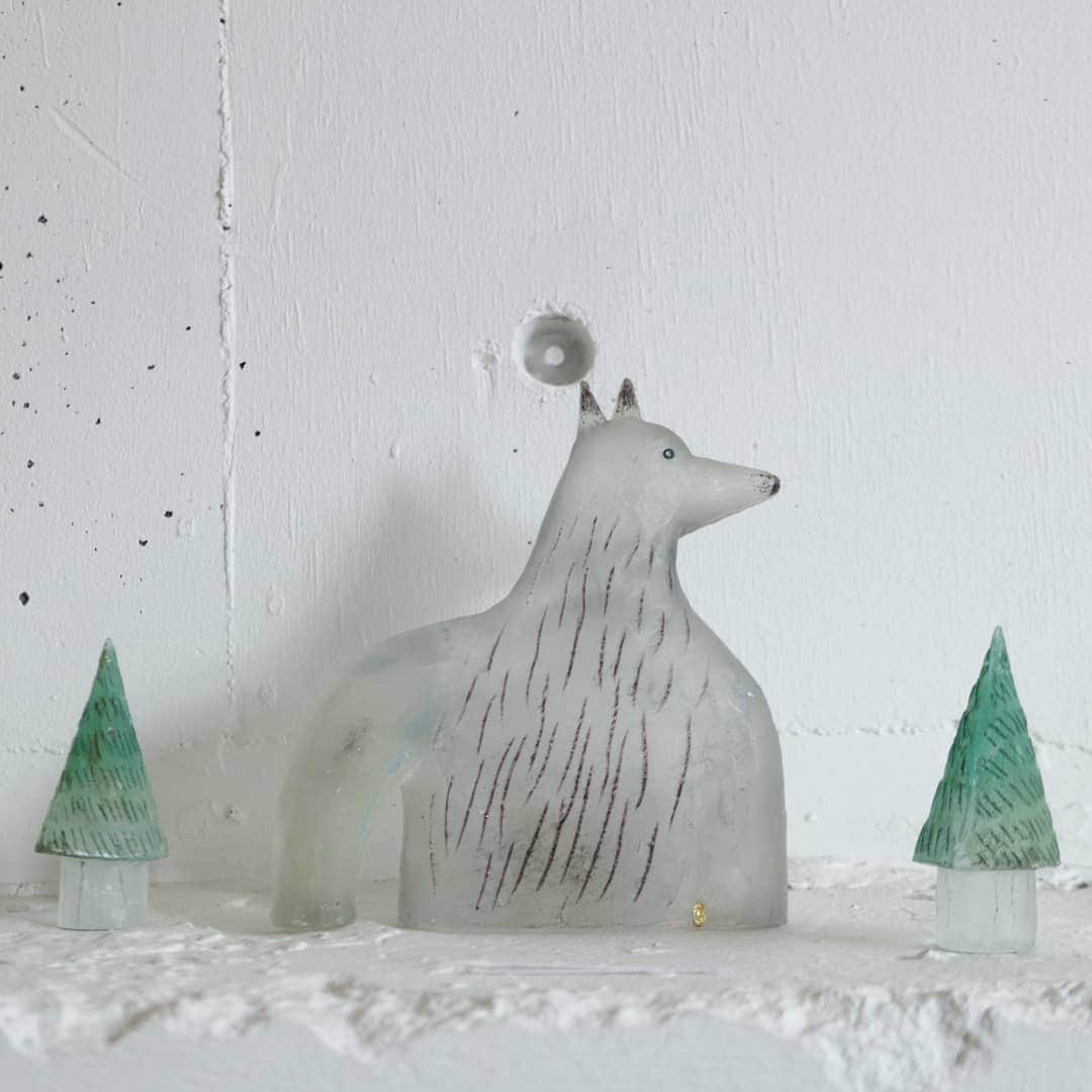 手紙社さんのインスタグラム写真 - (手紙社Instagram)「【Adachi Tomoe Glass Exhibition at soel 6/26-7/7】 soel（ソエル）では、7/7（日）まで、ガラス作家・安達知江さんの個展を開催しております。オブジェや花器、ブローチなど、作品は50点程となりました（7/4 15:00時点）。また、会期中は、一部の売約済の作品も展示しております。型から1つずつ作られた二つと無い作品です。作品がまとう空気感をゆっくりと感じていただけますように。皆さまのお越しをお待ちしております。（1枚目：「想う」*売約済） . ［作品の販売につきまして］ より多くのお客様にお楽しみいただくため、 ご購入は、ひと世帯様3点までとさせていただきます。 ※girlシリーズは完売しております。どうぞご了承くださいませ。 ※店頭のみの販売です。通販は承っておりません。 . 【Adachi Tomoe Glass Exhibition at soel】 会　期：2019/6/26（水）– 7/7（日） 時　間：11:00 – 18:00 定休日：月・火（7/1,2） 場　所：soel（ソエル） 住　所：東京都調布市下石原2-6-14 2階 tel.　：042-444-5572 在廊日：6/26（水） . #tegamisha_soel #手紙社 #手紙舎 #ガラス #硝子 #glass #object #キルンワーク #adachitomoe #安達知江」7月4日 16時55分 - tegamisha