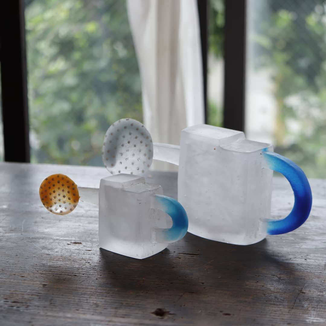 手紙社さんのインスタグラム写真 - (手紙社Instagram)「【Adachi Tomoe Glass Exhibition at soel 6/26-7/7】 soel（ソエル）では、7/7（日）まで、ガラス作家・安達知江さんの個展を開催しております。オブジェや花器、ブローチなど、作品は50点程となりました（7/4 15:00時点）。また、会期中は、一部の売約済の作品も展示しております。型から1つずつ作られた二つと無い作品です。作品がまとう空気感をゆっくりと感じていただけますように。皆さまのお越しをお待ちしております。（1枚目：「想う」*売約済） . ［作品の販売につきまして］ より多くのお客様にお楽しみいただくため、 ご購入は、ひと世帯様3点までとさせていただきます。 ※girlシリーズは完売しております。どうぞご了承くださいませ。 ※店頭のみの販売です。通販は承っておりません。 . 【Adachi Tomoe Glass Exhibition at soel】 会　期：2019/6/26（水）– 7/7（日） 時　間：11:00 – 18:00 定休日：月・火（7/1,2） 場　所：soel（ソエル） 住　所：東京都調布市下石原2-6-14 2階 tel.　：042-444-5572 在廊日：6/26（水） . #tegamisha_soel #手紙社 #手紙舎 #ガラス #硝子 #glass #object #キルンワーク #adachitomoe #安達知江」7月4日 16時55分 - tegamisha