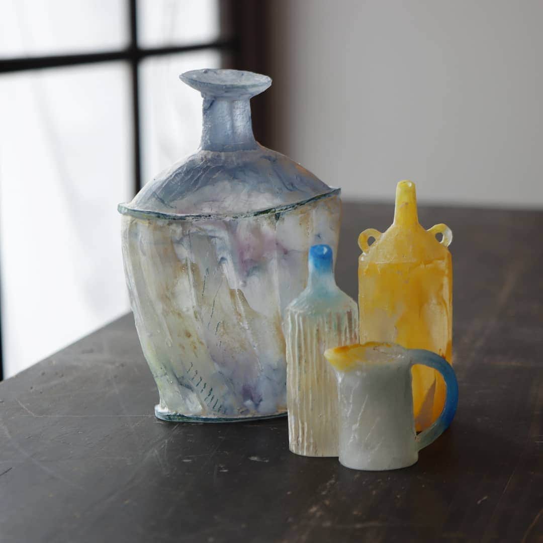 手紙社さんのインスタグラム写真 - (手紙社Instagram)「【Adachi Tomoe Glass Exhibition at soel 6/26-7/7】 soel（ソエル）では、7/7（日）まで、ガラス作家・安達知江さんの個展を開催しております。オブジェや花器、ブローチなど、作品は50点程となりました（7/4 15:00時点）。また、会期中は、一部の売約済の作品も展示しております。型から1つずつ作られた二つと無い作品です。作品がまとう空気感をゆっくりと感じていただけますように。皆さまのお越しをお待ちしております。（1枚目：「想う」*売約済） . ［作品の販売につきまして］ より多くのお客様にお楽しみいただくため、 ご購入は、ひと世帯様3点までとさせていただきます。 ※girlシリーズは完売しております。どうぞご了承くださいませ。 ※店頭のみの販売です。通販は承っておりません。 . 【Adachi Tomoe Glass Exhibition at soel】 会　期：2019/6/26（水）– 7/7（日） 時　間：11:00 – 18:00 定休日：月・火（7/1,2） 場　所：soel（ソエル） 住　所：東京都調布市下石原2-6-14 2階 tel.　：042-444-5572 在廊日：6/26（水） . #tegamisha_soel #手紙社 #手紙舎 #ガラス #硝子 #glass #object #キルンワーク #adachitomoe #安達知江」7月4日 16時55分 - tegamisha