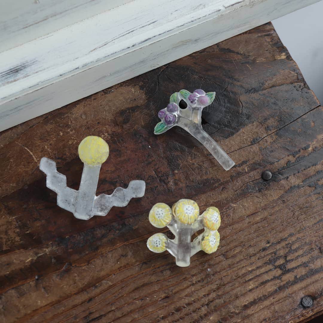 手紙社さんのインスタグラム写真 - (手紙社Instagram)「【Adachi Tomoe Glass Exhibition at soel 6/26-7/7】 soel（ソエル）では、7/7（日）まで、ガラス作家・安達知江さんの個展を開催しております。オブジェや花器、ブローチなど、作品は50点程となりました（7/4 15:00時点）。また、会期中は、一部の売約済の作品も展示しております。型から1つずつ作られた二つと無い作品です。作品がまとう空気感をゆっくりと感じていただけますように。皆さまのお越しをお待ちしております。（1枚目：「想う」*売約済） . ［作品の販売につきまして］ より多くのお客様にお楽しみいただくため、 ご購入は、ひと世帯様3点までとさせていただきます。 ※girlシリーズは完売しております。どうぞご了承くださいませ。 ※店頭のみの販売です。通販は承っておりません。 . 【Adachi Tomoe Glass Exhibition at soel】 会　期：2019/6/26（水）– 7/7（日） 時　間：11:00 – 18:00 定休日：月・火（7/1,2） 場　所：soel（ソエル） 住　所：東京都調布市下石原2-6-14 2階 tel.　：042-444-5572 在廊日：6/26（水） . #tegamisha_soel #手紙社 #手紙舎 #ガラス #硝子 #glass #object #キルンワーク #adachitomoe #安達知江」7月4日 16時55分 - tegamisha