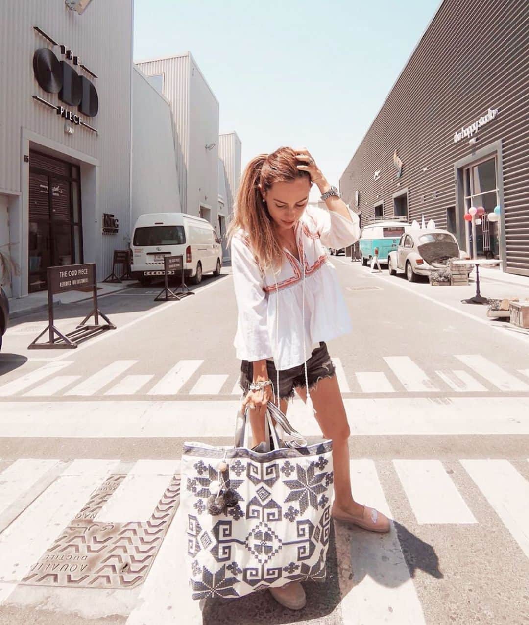 スターメラのインスタグラム：「That a bag!!! @roadtripchic #dubai ⭐️MOSI TOTE #summmersale . . . . . . . . . . . #etnicchic #starmelauk #instafashion #trending #etnicchic #embroidery #coolestbad#travelbad#beachbag#perfecttote#jadore#london#paris#thursday #thursdayvibes#jadore#trending#mystarmela#tagsforlikes#tagsomeoneyoulove #travelphotography #allovertheworld #starmela#summerallyearlong」