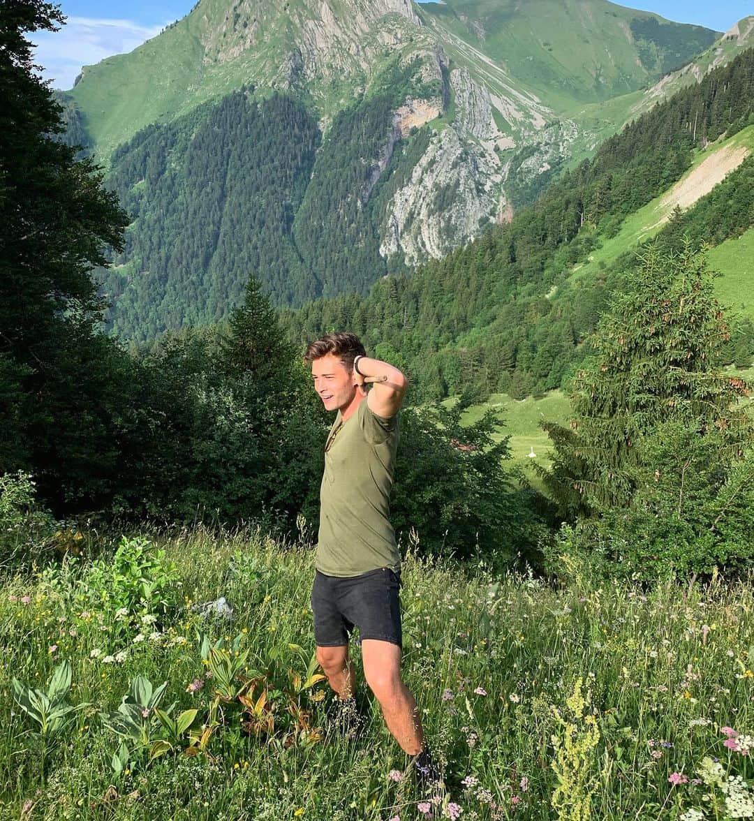 フランシスコ･ラチョースキーさんのインスタグラム写真 - (フランシスコ･ラチョースキーInstagram)「A fazendeira dos Alpes 😆 where’s my cheese 🧀 #1500meters #mountaincow」7月4日 17時07分 - chico_lachowski