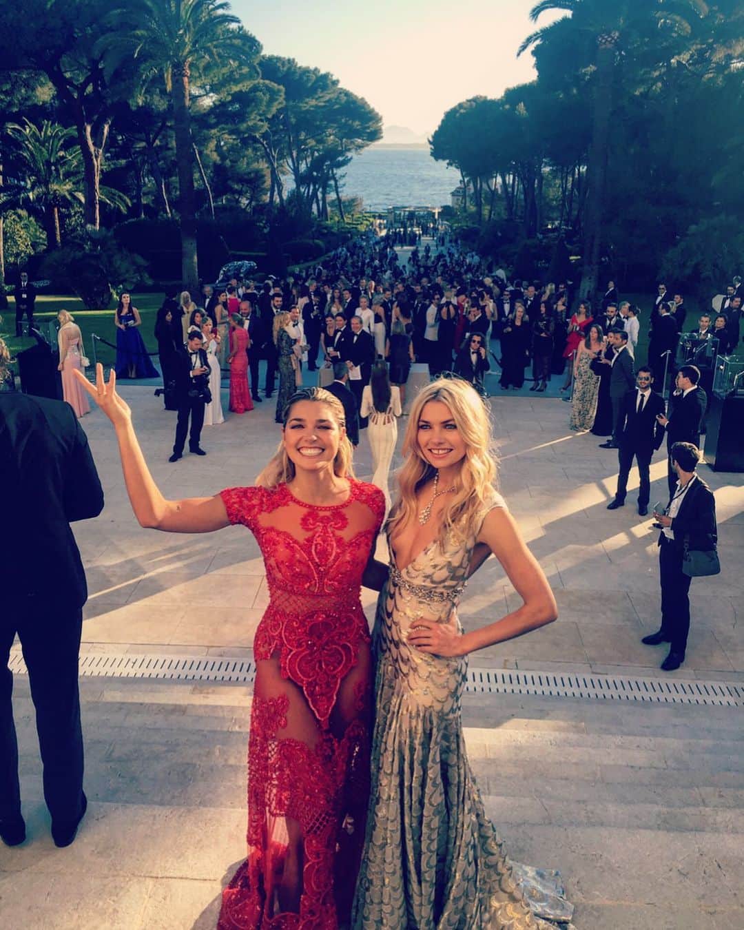 アシュリー・ハートのインスタグラム：「Since we’re in the south of France,  Here’s a #TBT to one of the most memorable trips, Avec ma soeur @jesshart . #Amfar2016 #CannesFilmFestival」