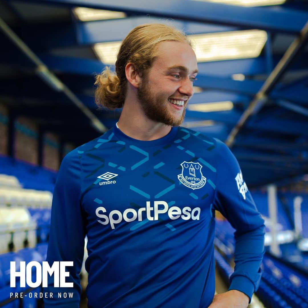 エヴァートンFCさんのインスタグラム写真 - (エヴァートンFCInstagram)「Our 2019-20 home kit in one emoji. We’ll start... 🔥 • • • #everton #efc #coyb #blues #toffees #newkit #kit #premierleague #pl」7月4日 17時00分 - everton