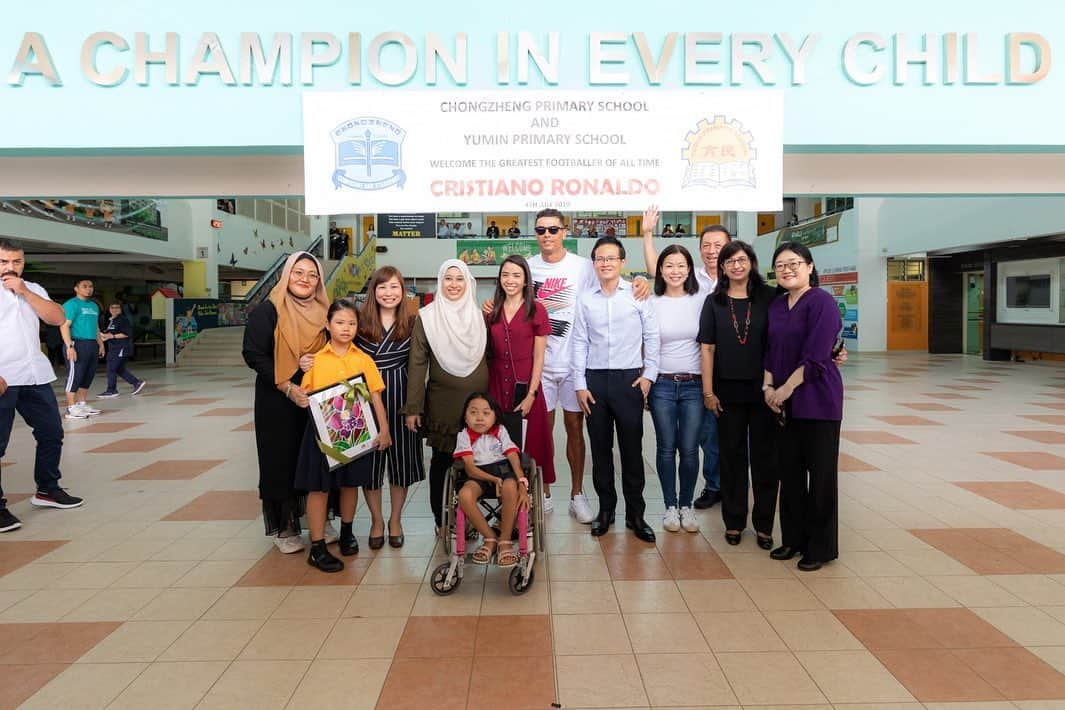 クリスティアーノ・ロナウドさんのインスタグラム写真 - (クリスティアーノ・ロナウドInstagram)「It was a fun time meeting these kids at the Singapore Olympic Foundation - Peter Lim Scholarship event! Follow your dreams and never give up!👍🏽🙌🏽」7月4日 17時00分 - cristiano