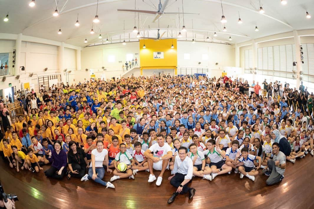 クリスティアーノ・ロナウドさんのインスタグラム写真 - (クリスティアーノ・ロナウドInstagram)「It was a fun time meeting these kids at the Singapore Olympic Foundation - Peter Lim Scholarship event! Follow your dreams and never give up!👍🏽🙌🏽」7月4日 17時00分 - cristiano